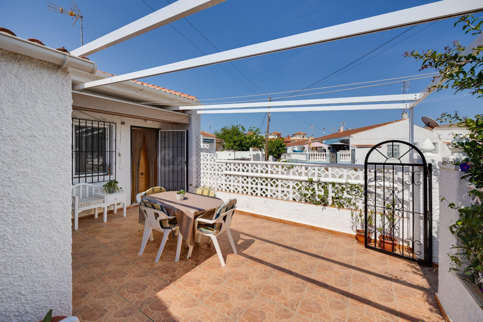 CASA EN VENTA EN TORREVIEJA CON JARDIN PRIVADO Y ORIENTACION - foto 4
