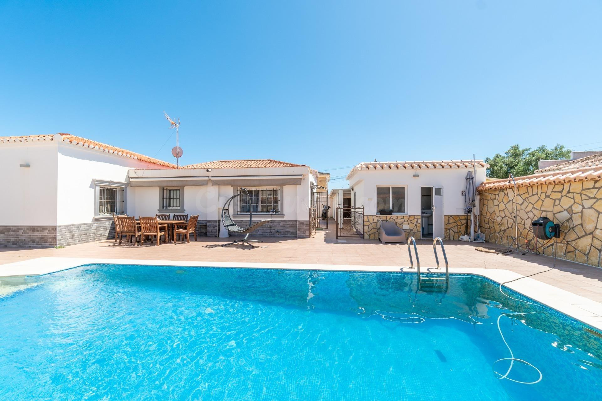 Chalet con piscina y parcela segregable en Torreta Florida - foto 2