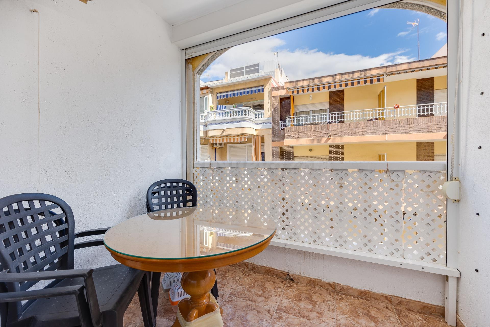 Apartamento de dos dormitorios a escasos 150 metros de la playa del cura, en torrevieja
