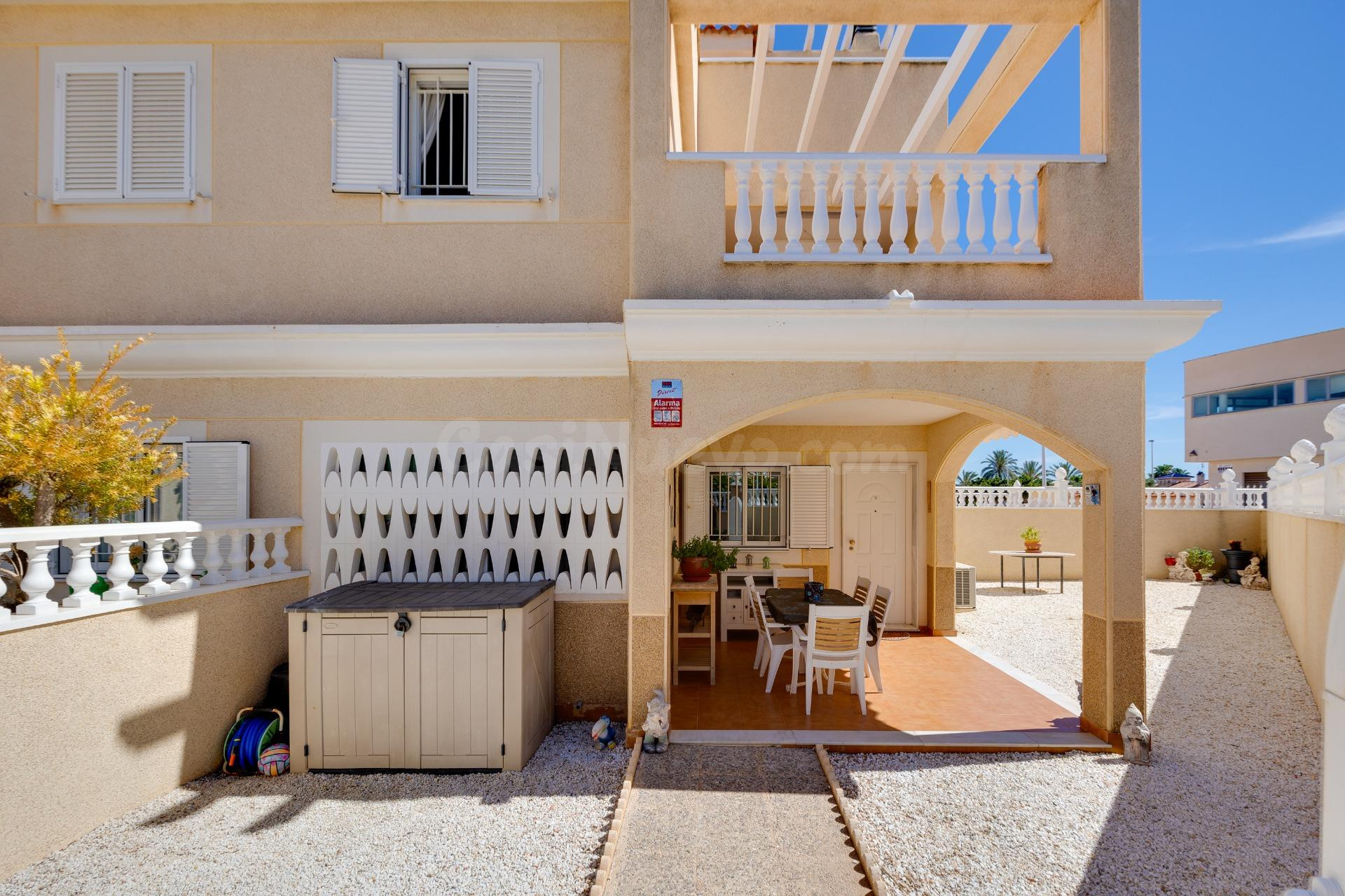 Tu rincón en la Costa Blanca: Adosado listo para disfrutar en Zeniamar
