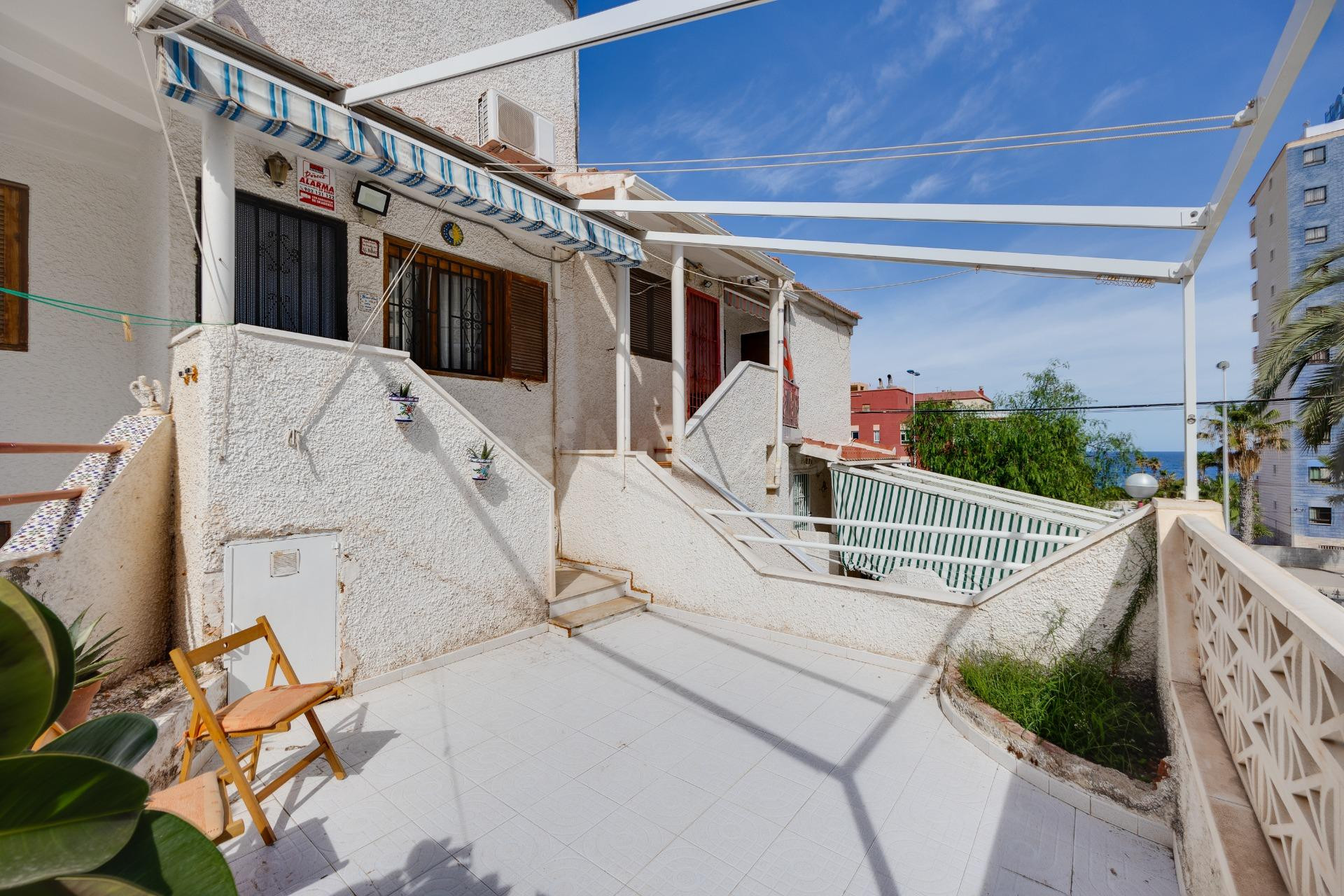 SE VENDE BONITO BUNGALOW EN PLANTA BAJA, ORIENTADO AL SUR!!!! URB. TORRE DEL MORO!!!!