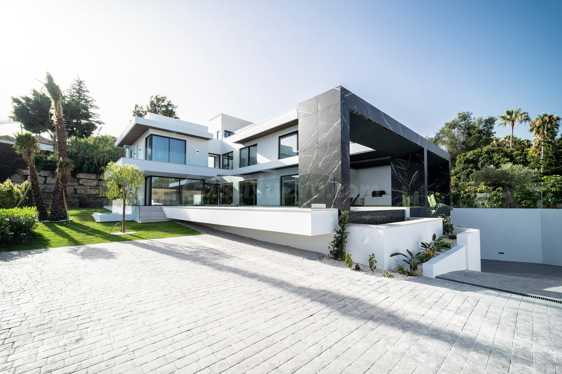EXCLUSIVA VILLA EN ESTEPONA LISTA PARA ENTRAR A VIVIR - foto 3