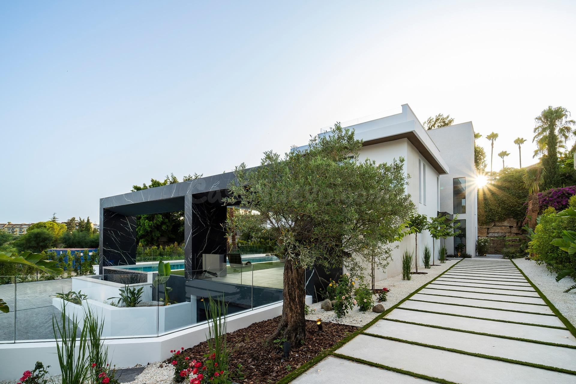 EXCLUSIVA VILLA EN ESTEPONA LISTA PARA ENTRAR A VIVIR - foto 4