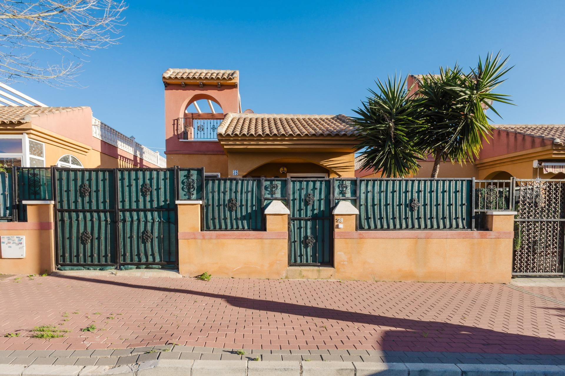 Villa independiente con gran solárium y piscina comunitaria 