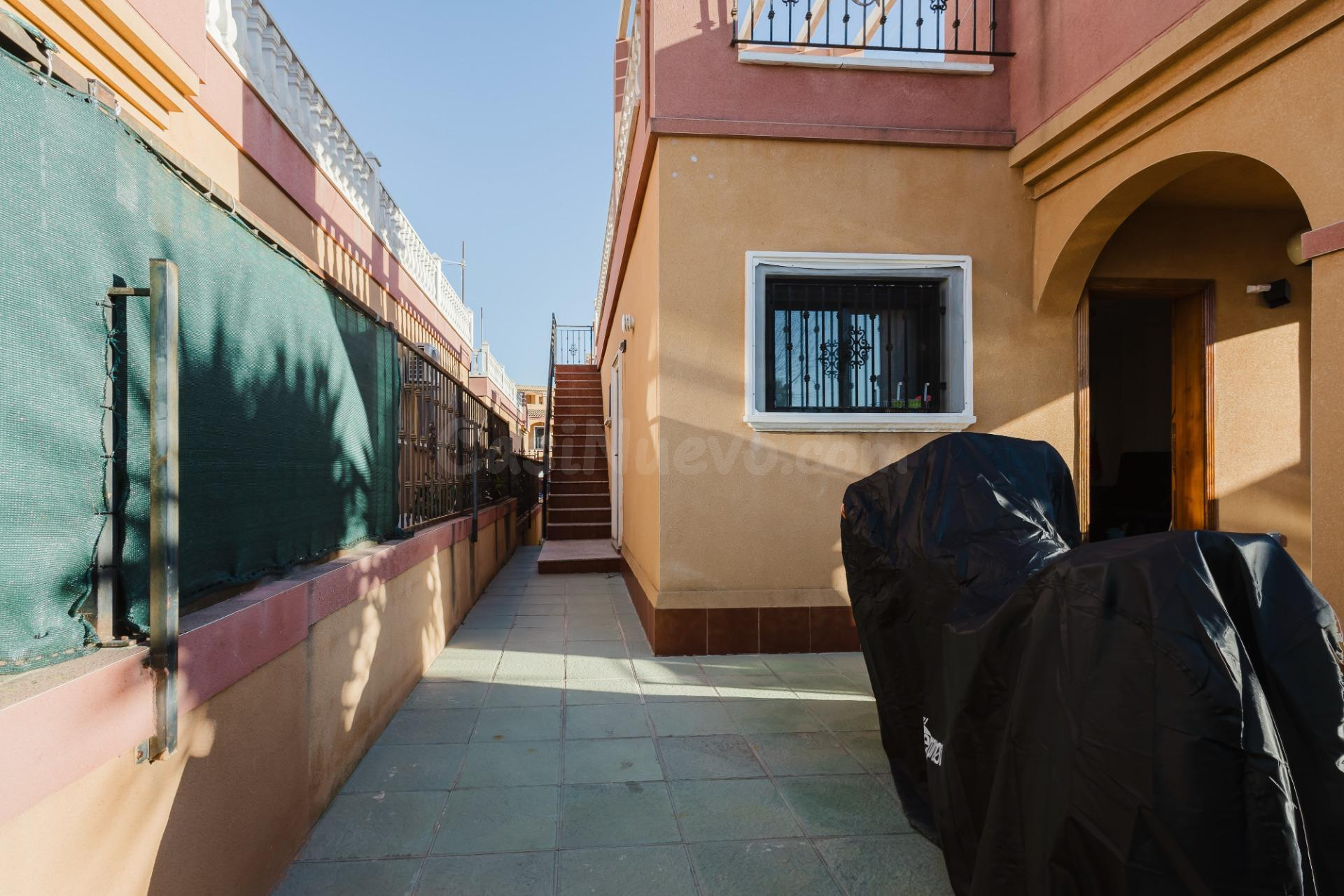 Villa independiente con gran solárium y piscina comunitaria  - foto 4