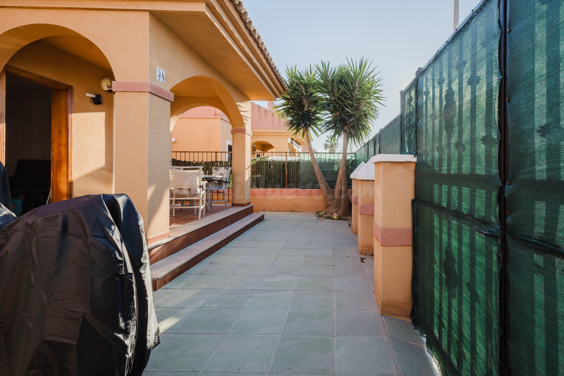 Villa independiente con gran solárium y piscina comunitaria  - foto 5