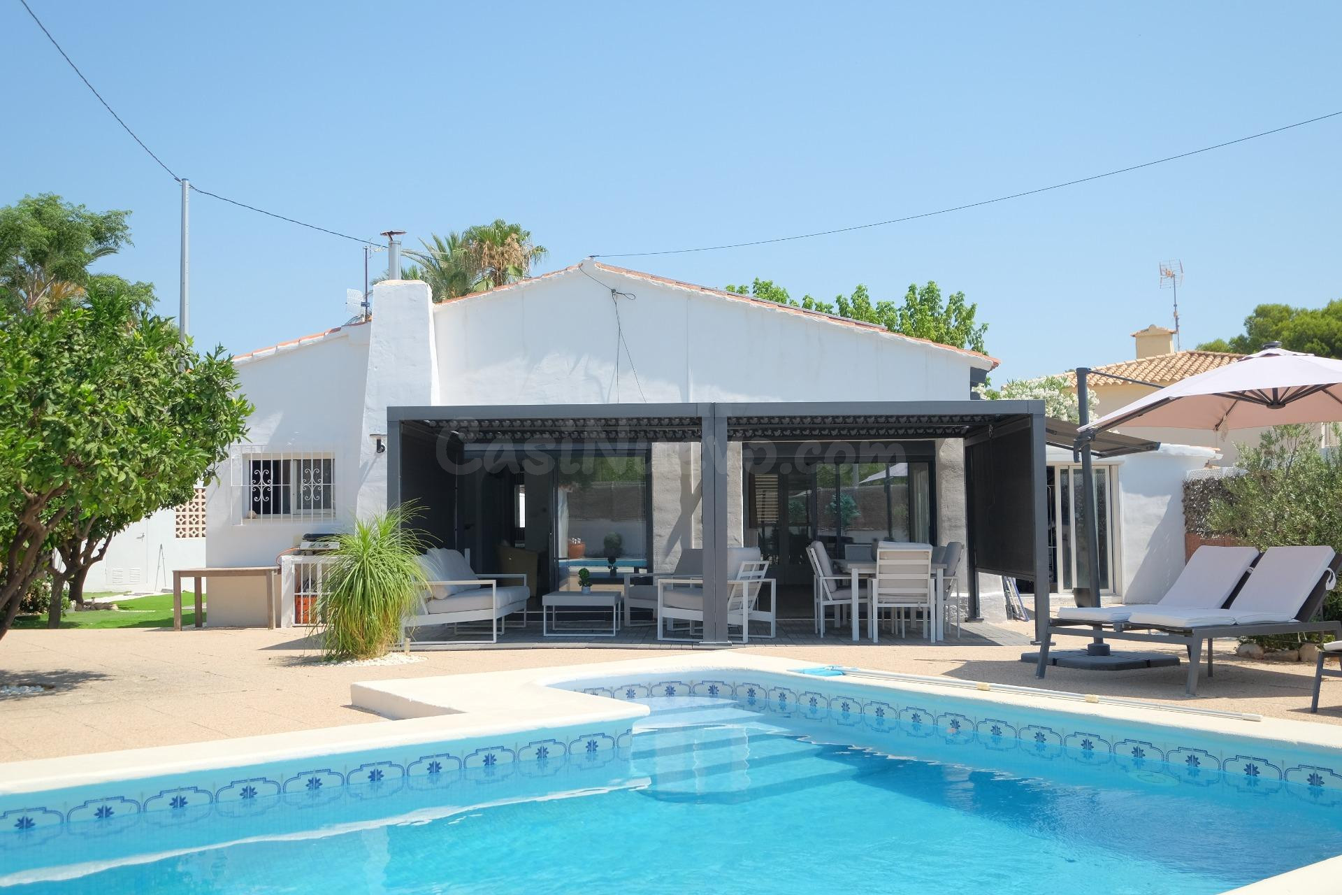 CALPE — VILLA CON PISCINA A POCA DISTANCIA A PIE DEL CENTRO DE LA CIUDAD Y DE LA PLAYA - foto 2