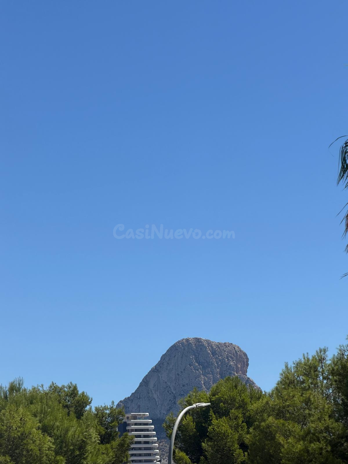CALPE — VILLA CON PISCINA A POCA DISTANCIA A PIE DEL CENTRO DE LA CIUDAD Y DE LA PLAYA - foto 3