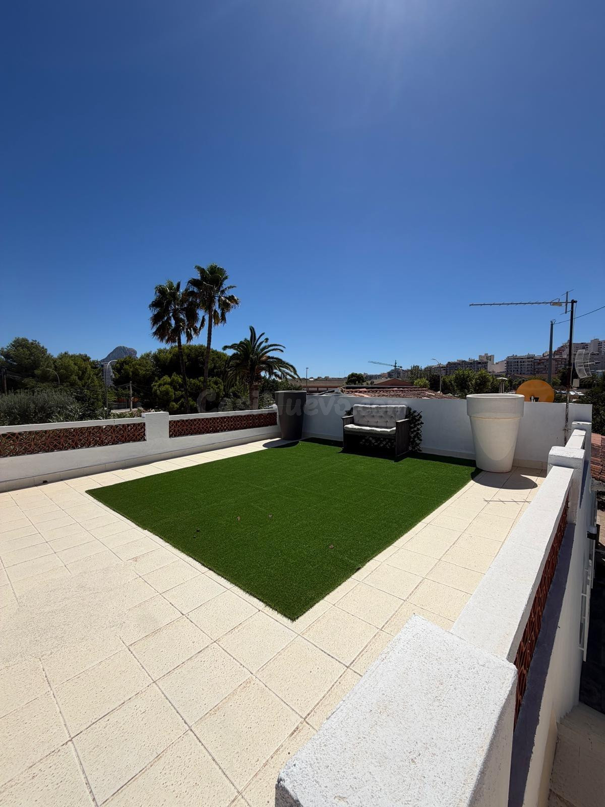 CALPE — VILLA CON PISCINA A POCA DISTANCIA A PIE DEL CENTRO DE LA CIUDAD Y DE LA PLAYA - foto 4