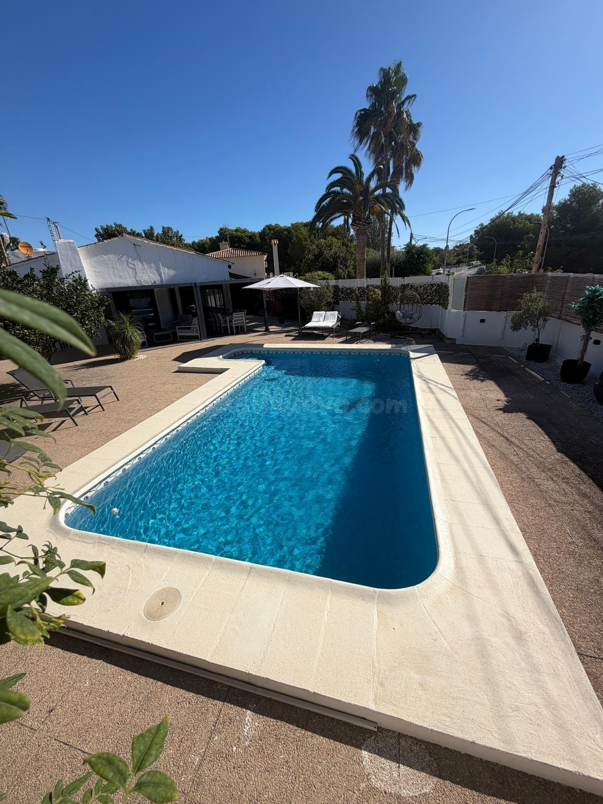 CALPE — VILLA CON PISCINA A POCA DISTANCIA A PIE DEL CENTRO DE LA CIUDAD Y DE LA PLAYA - foto 5