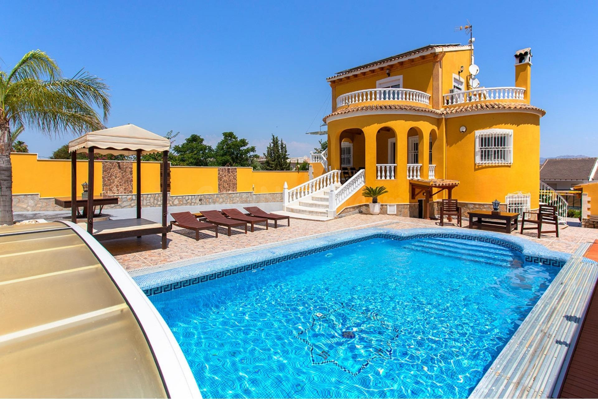 Exclusiva Villa con Dos Viviendas Independientes, Piscina Cl
