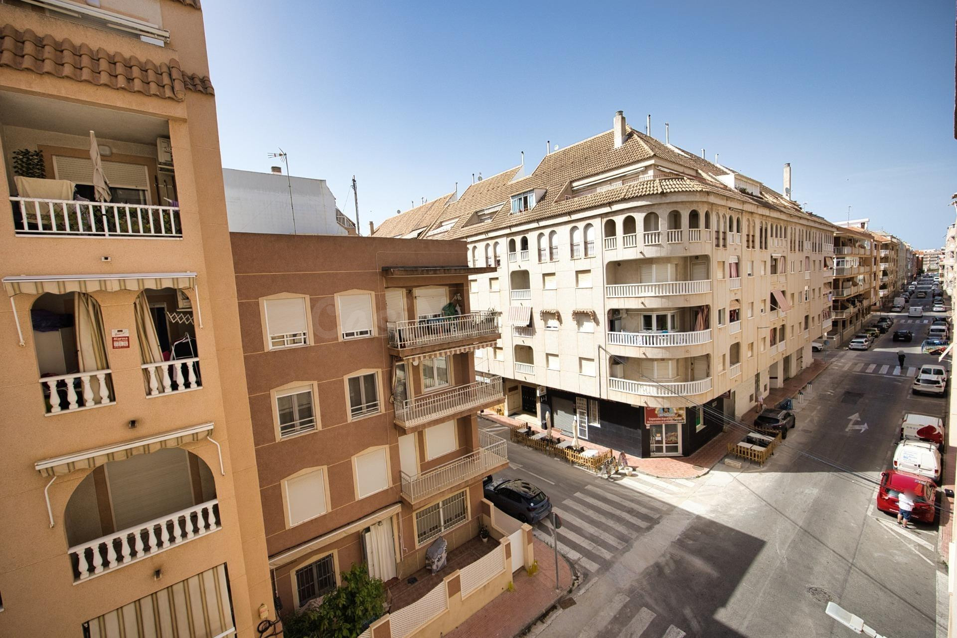 Apartamento de dos dormitorios cerca de la playa en Torrevie - foto 3