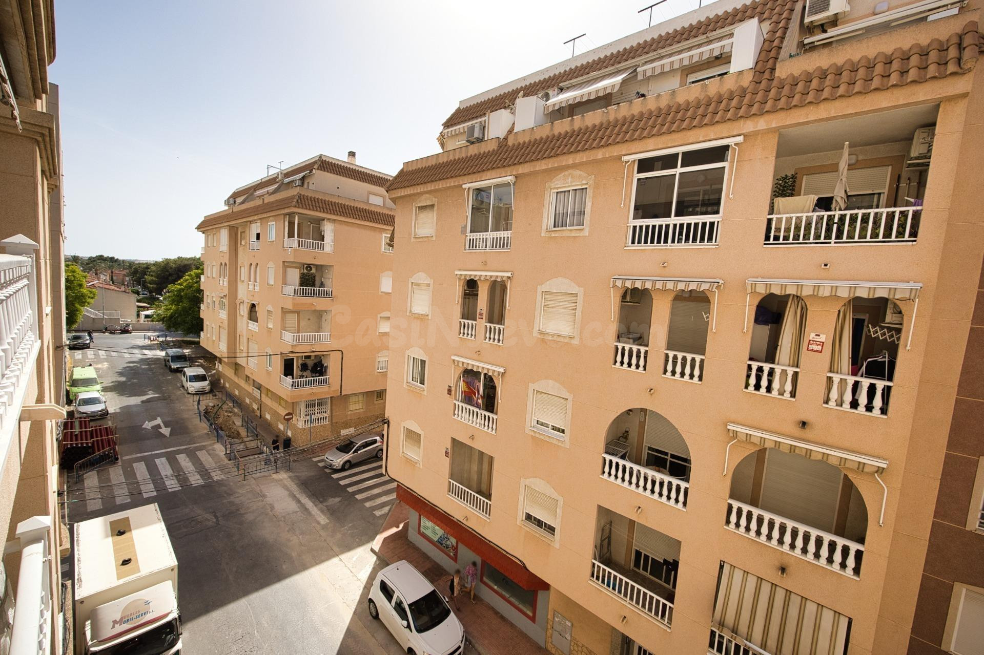 Apartamento de dos dormitorios cerca de la playa en Torrevie - foto 4