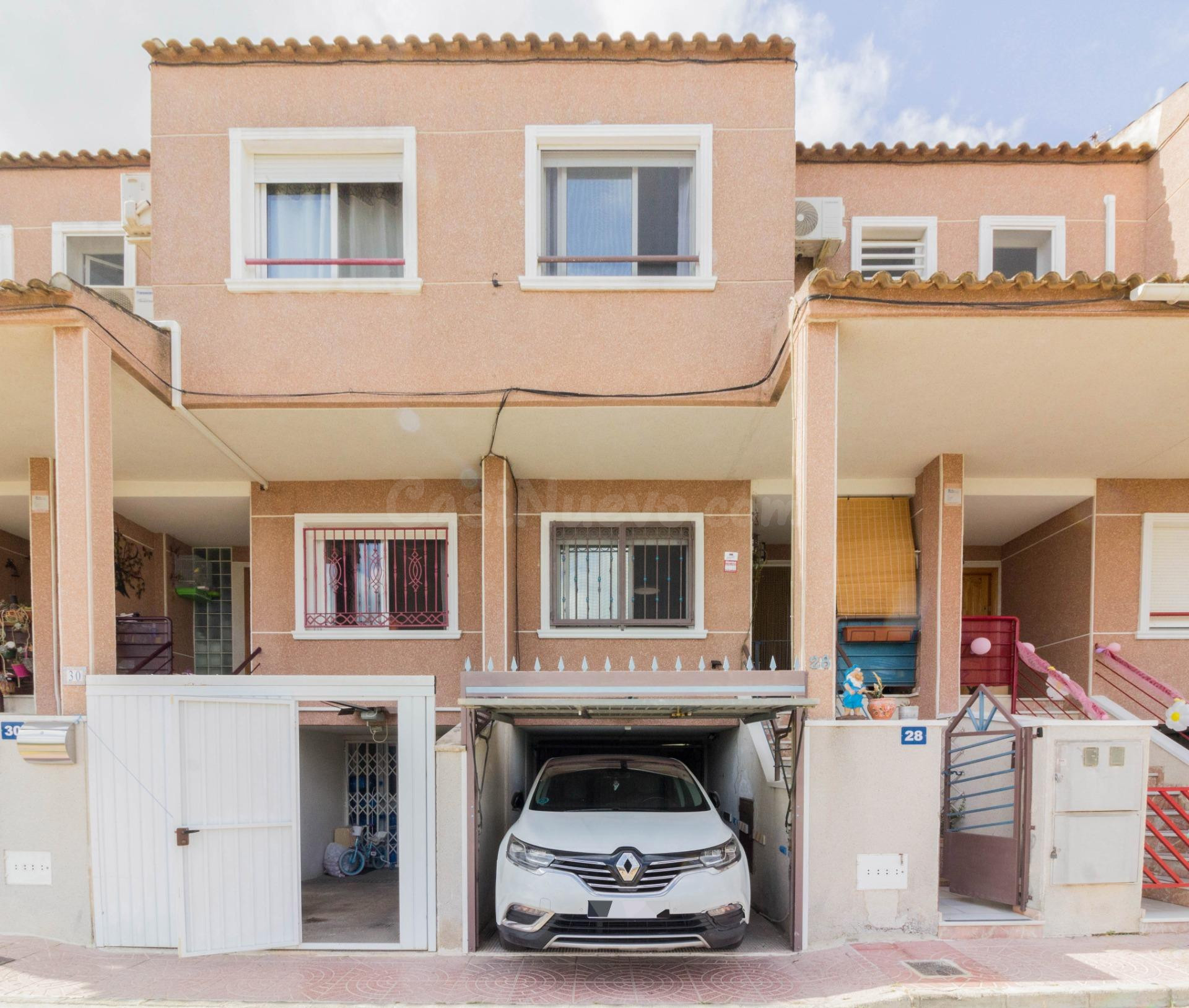 AMPLIO ADOSADO CON GARAJE EN HURCHILLO (ORIHUELA).