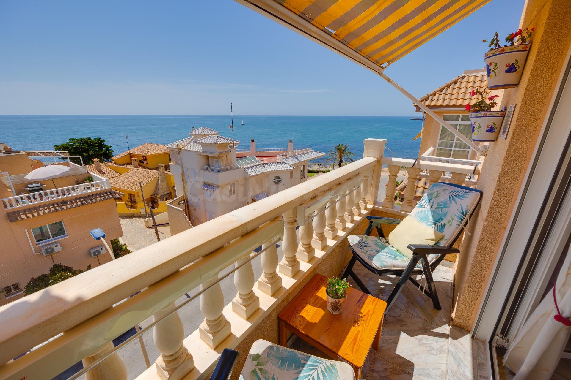 ÁTICO A PIE DE PLAYA CON VISTAS DESPEJADAS Y PISCINA COMUNIT