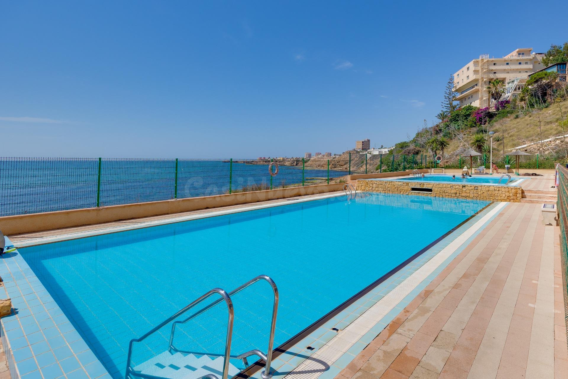 ÁTICO A PIE DE PLAYA CON VISTAS DESPEJADAS Y PISCINA COMUNIT - foto 2