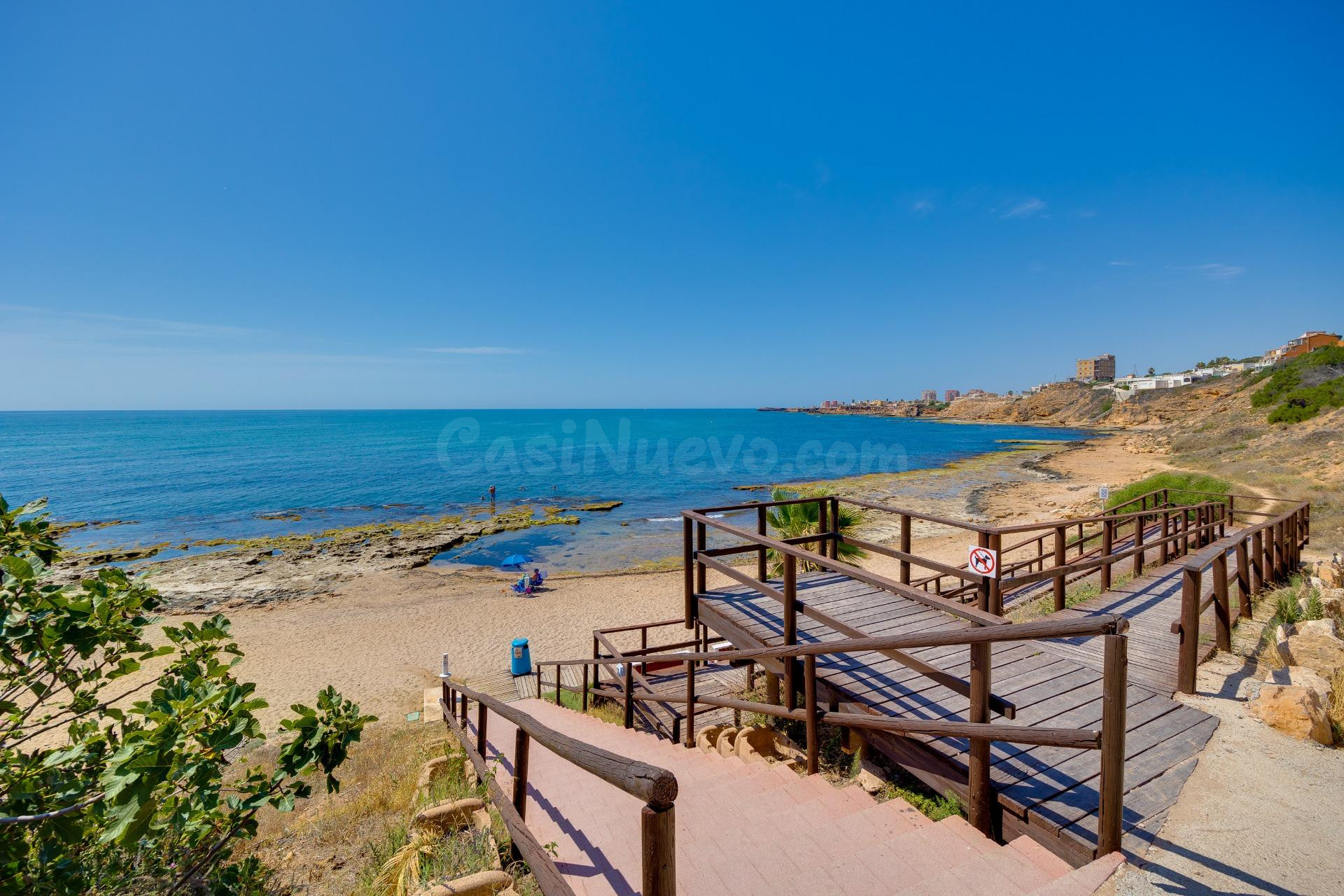 ÁTICO A PIE DE PLAYA CON VISTAS DESPEJADAS Y PISCINA COMUNIT - foto 3