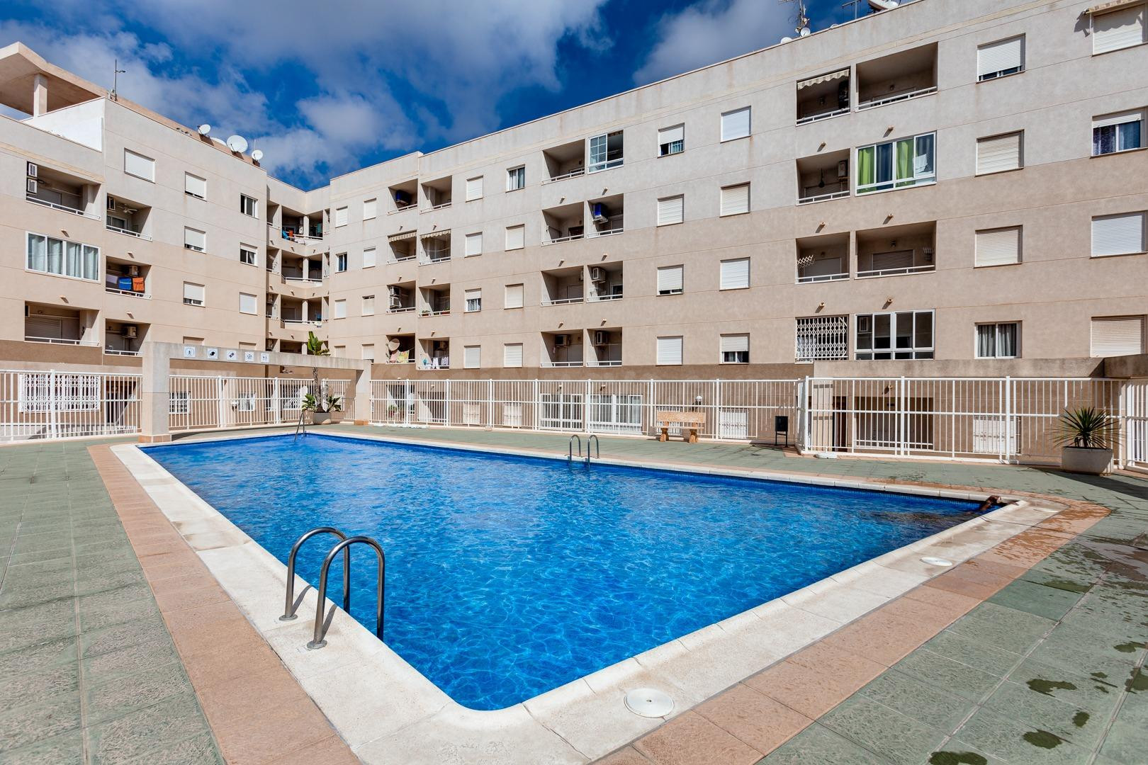 Apartamento 2 dormitorios con parking y piscina comunitaria 