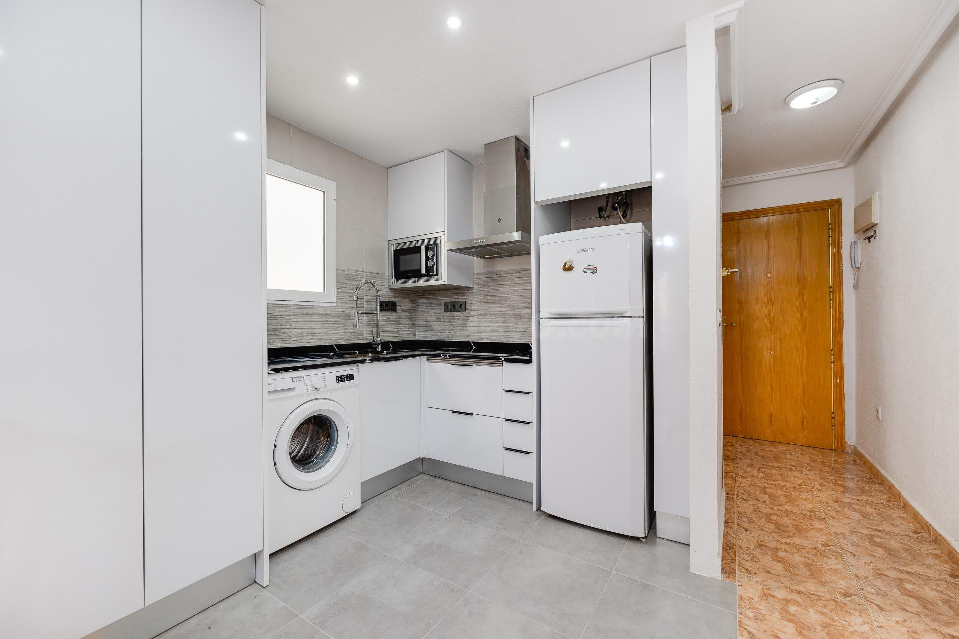 Apartamento de dos dormitorios a escasos 150 metros de la pl - foto 3