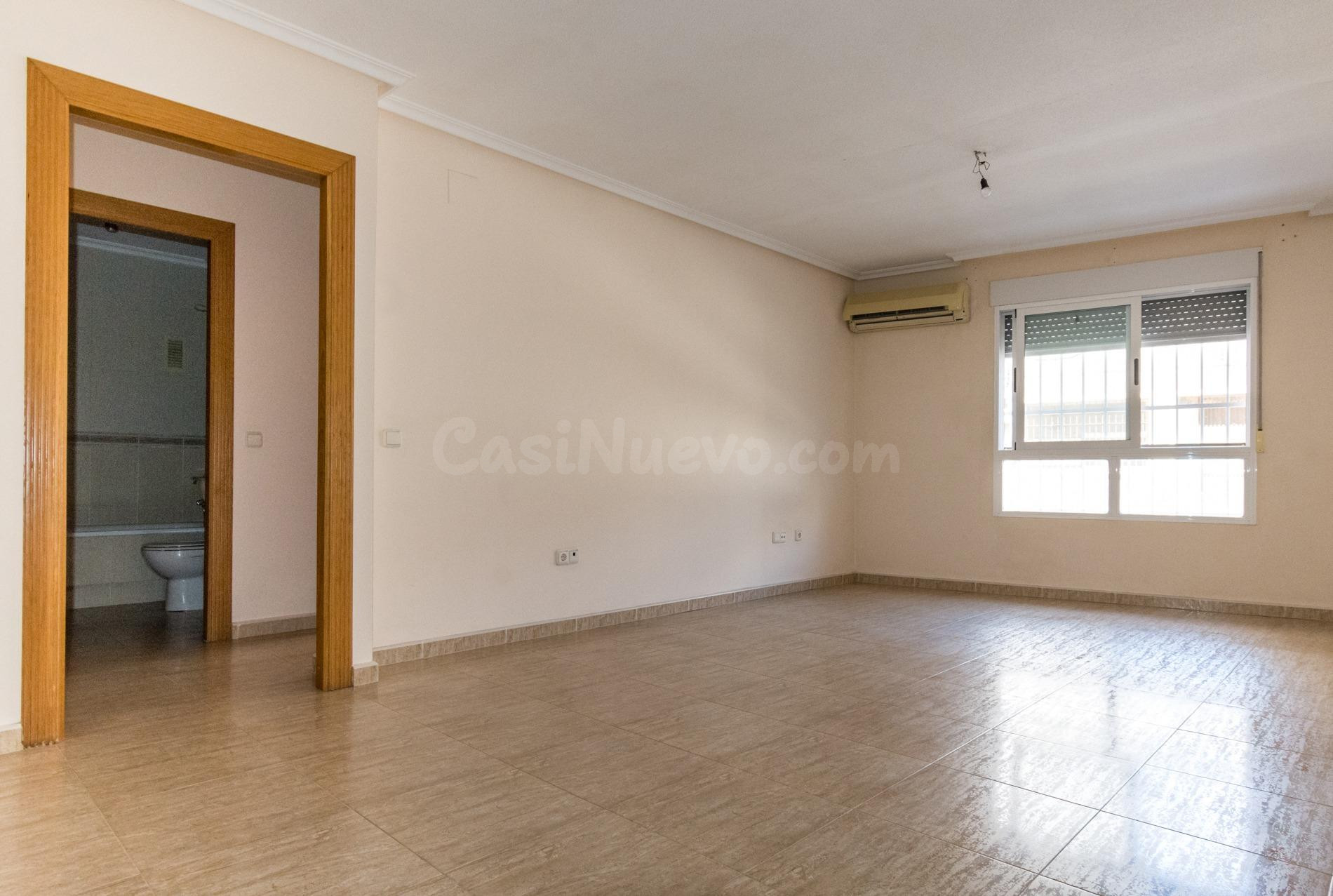 Gran apartamento a la venta en el centro de Torrevieja - foto 2