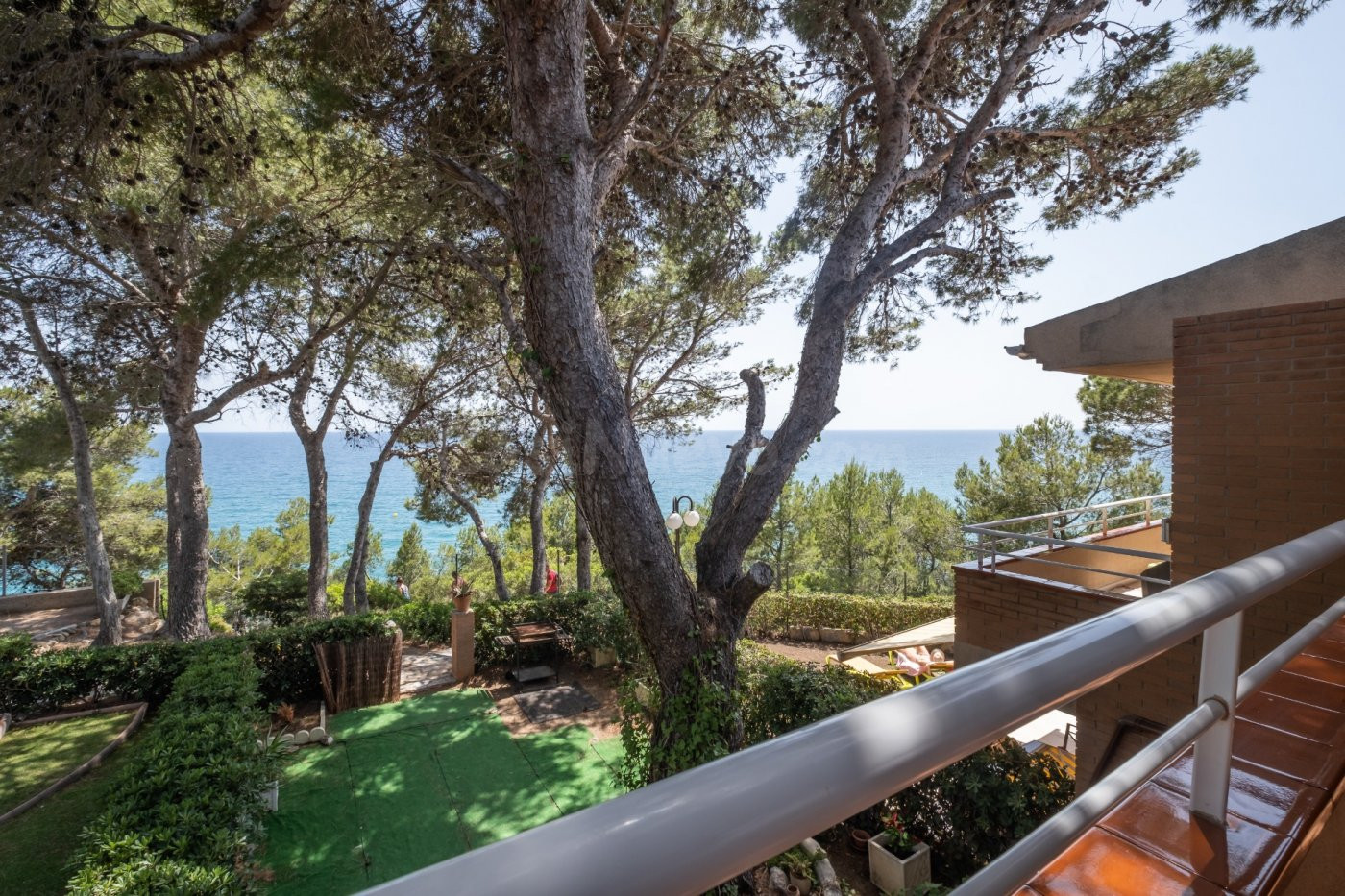 CASA EN PRIMERA LINEA DE MAR CON PISCINA Y 2 PLAZAS DE PARKI