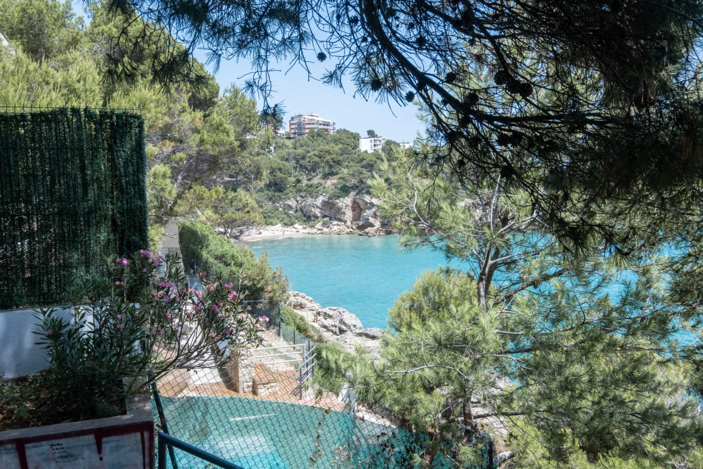 CASA EN PRIMERA LINEA DE MAR CON PISCINA Y 2 PLAZAS DE PARKI - foto 2