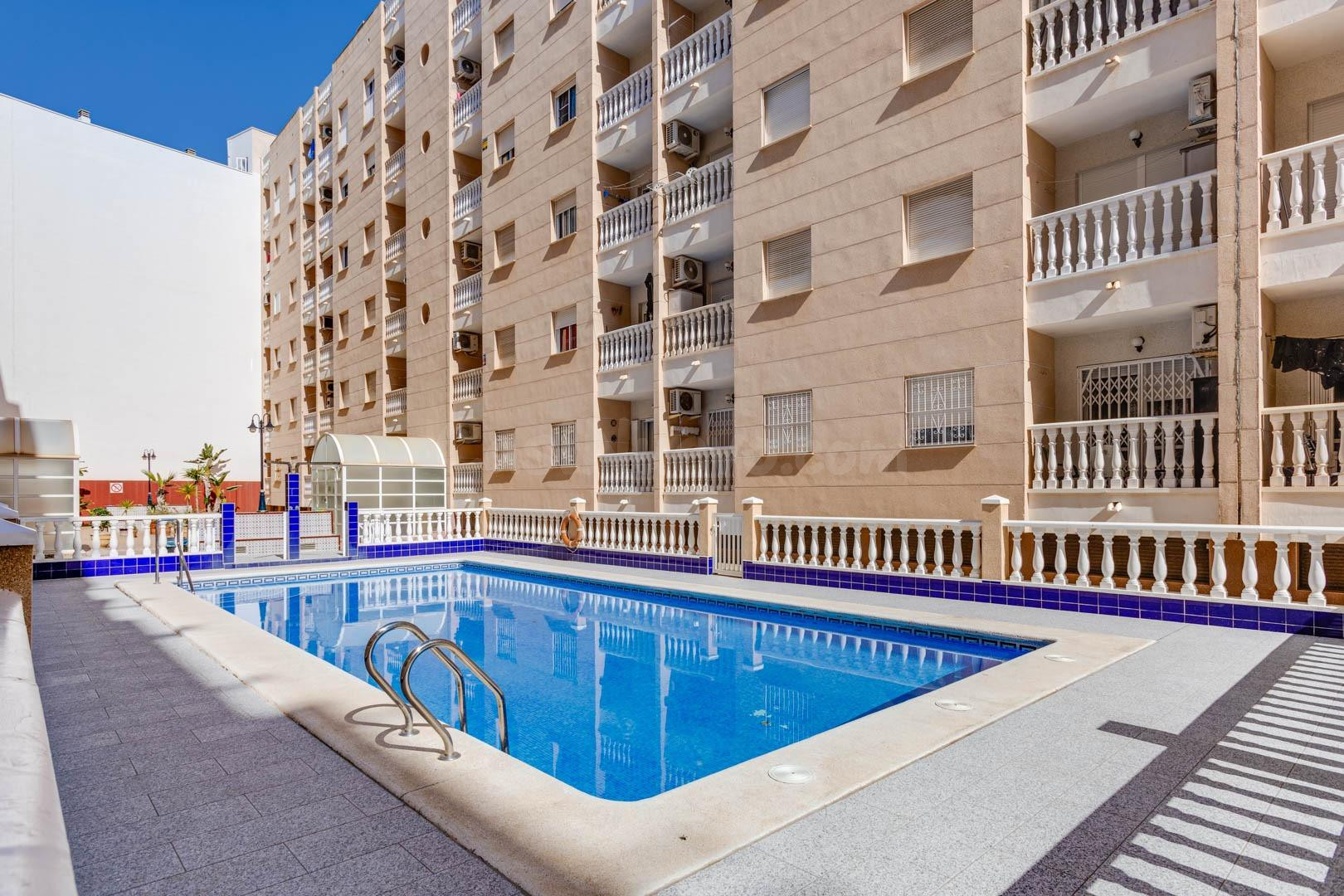 Apartamento de 2 dormitorios con piscina comunitaria en Torrevieja