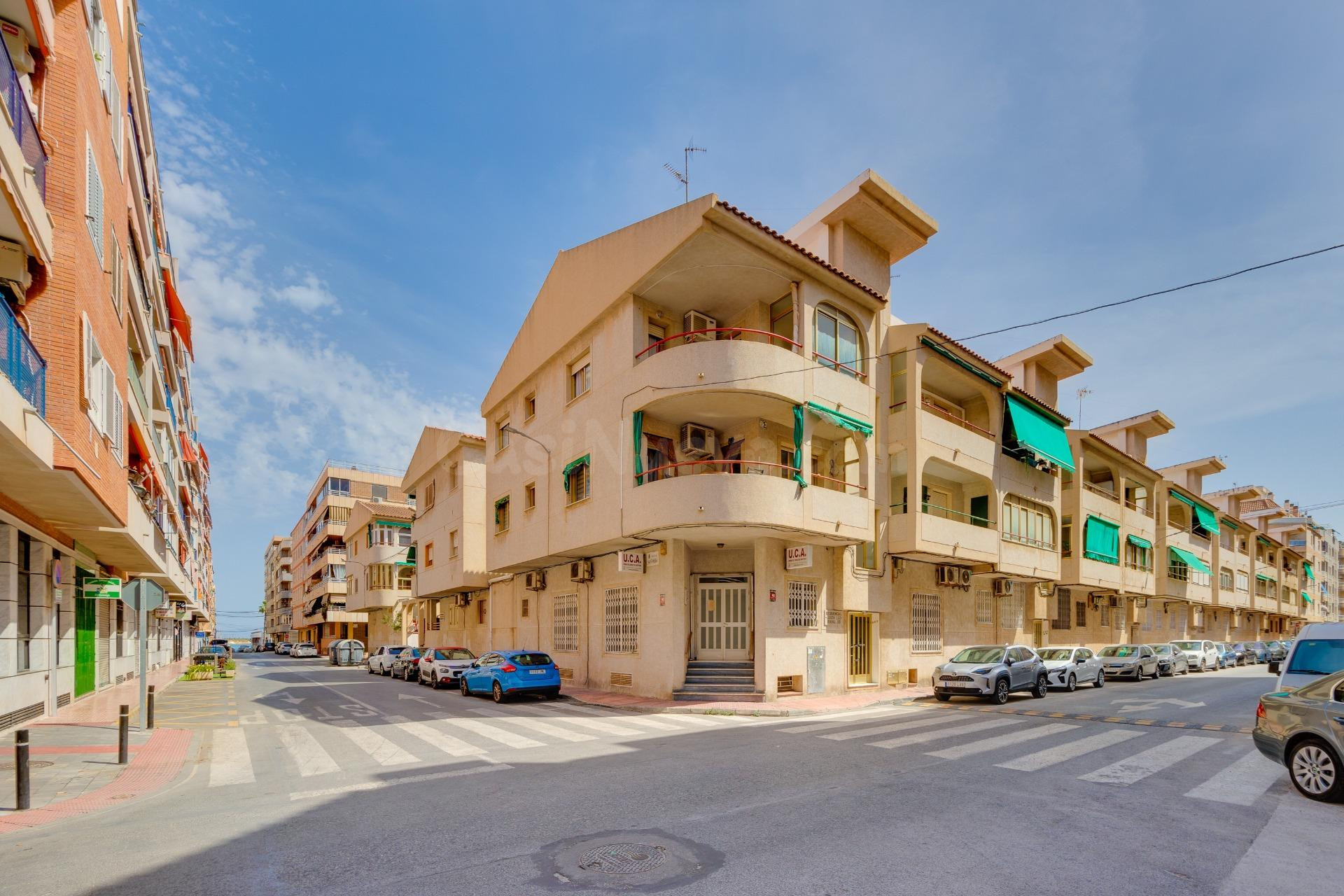 Amplio Apartamento en Acequion, Torrevieja - ¡A solo 250m de la Playa!