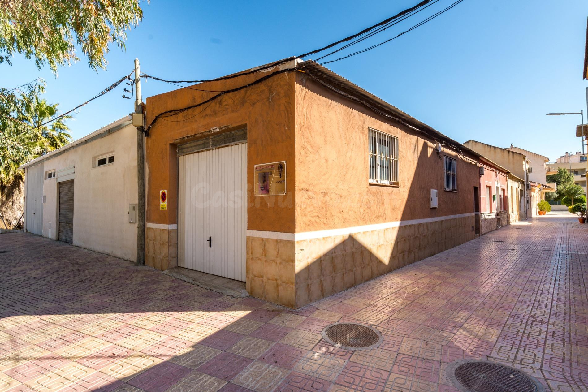 Casa de 271 m2 con solárium y gran garaje/almacén en el cent