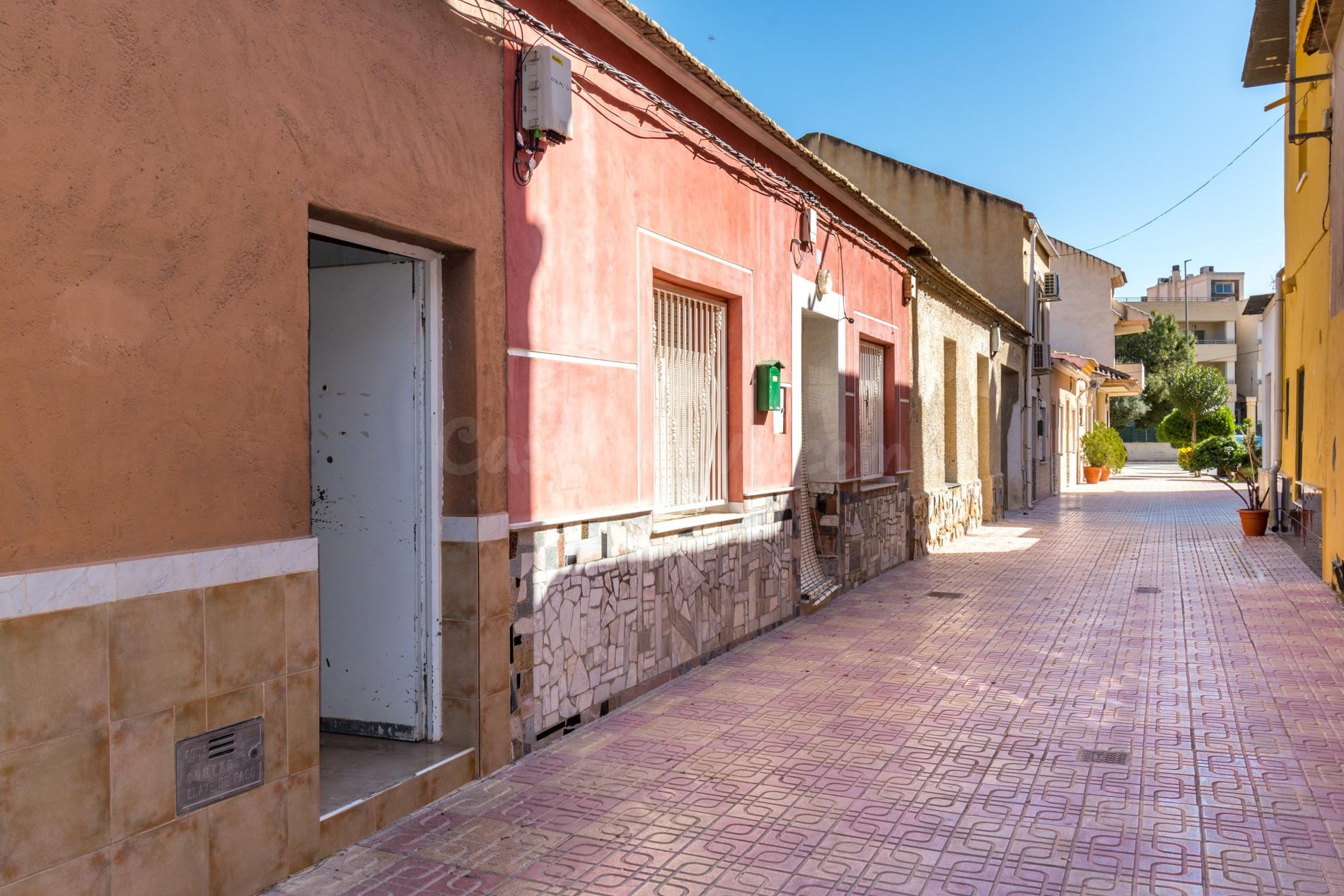 Casa de 271 m2 con solárium y gran garaje/almacén en el cent - foto 2