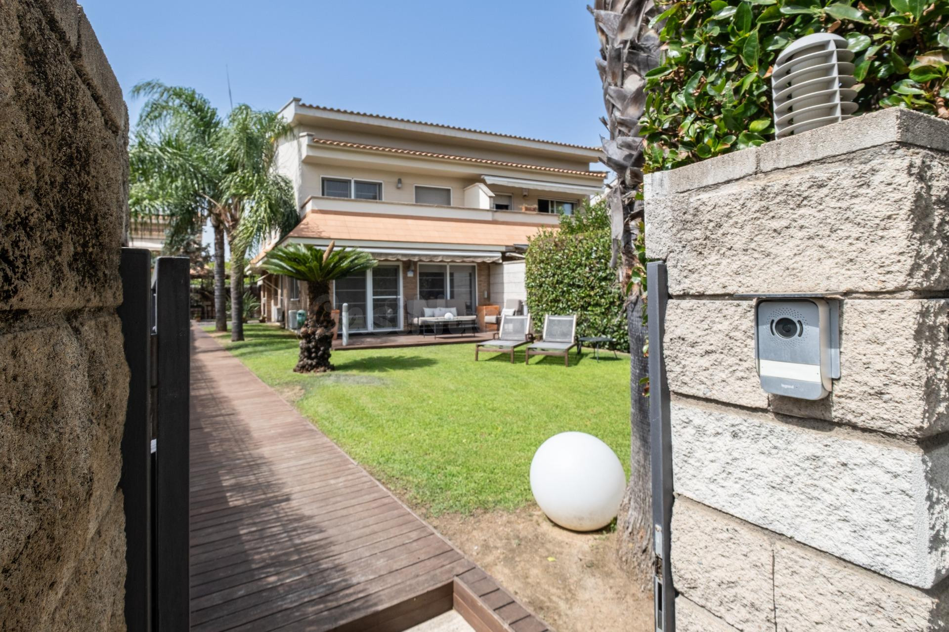Espectacular Chalet Adosado Zona Centro de Salou - foto 4