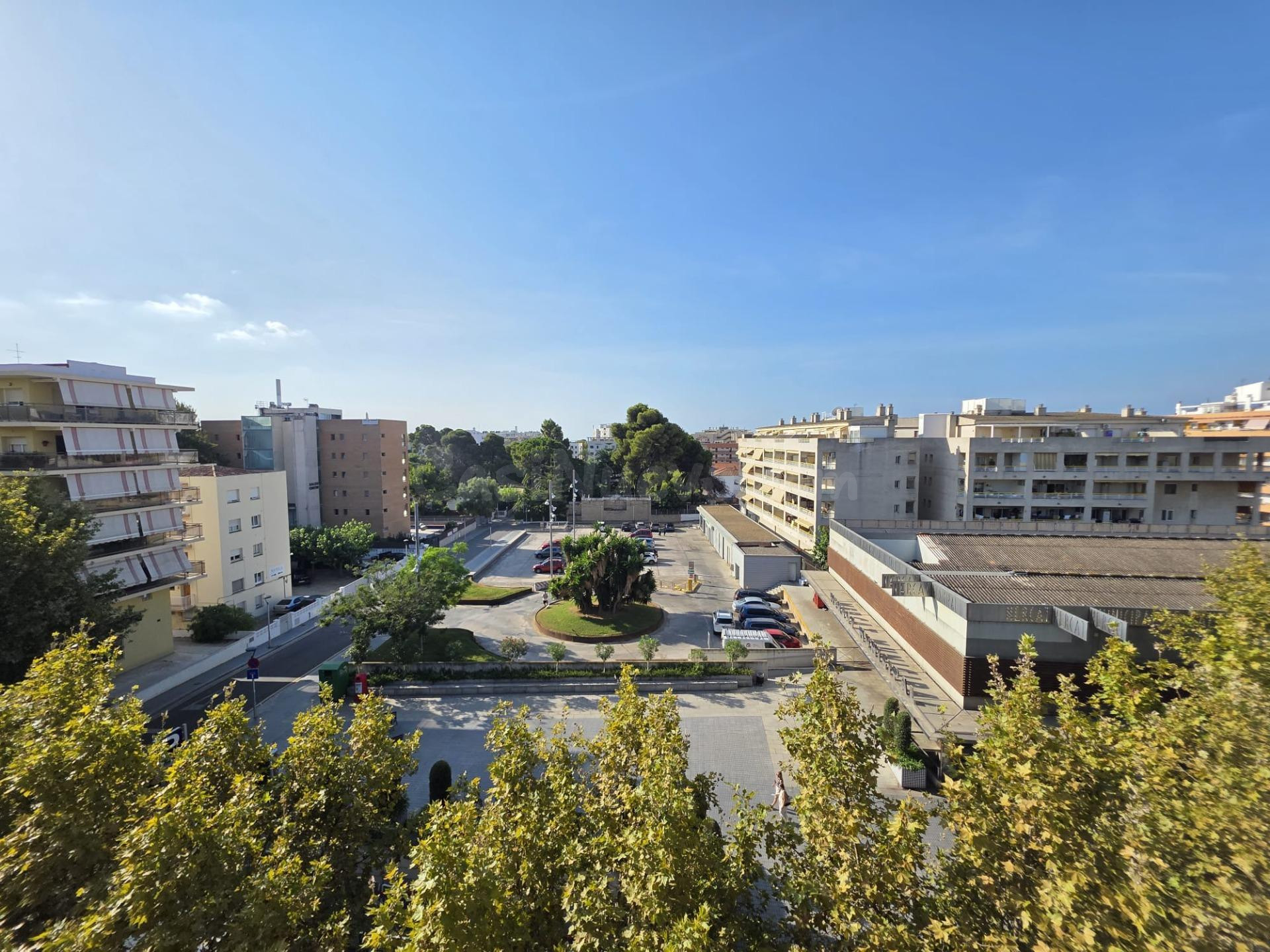 PISO DE TRES habitaciones EN ZONA CENTRO CON PLAZA DE PARKIN