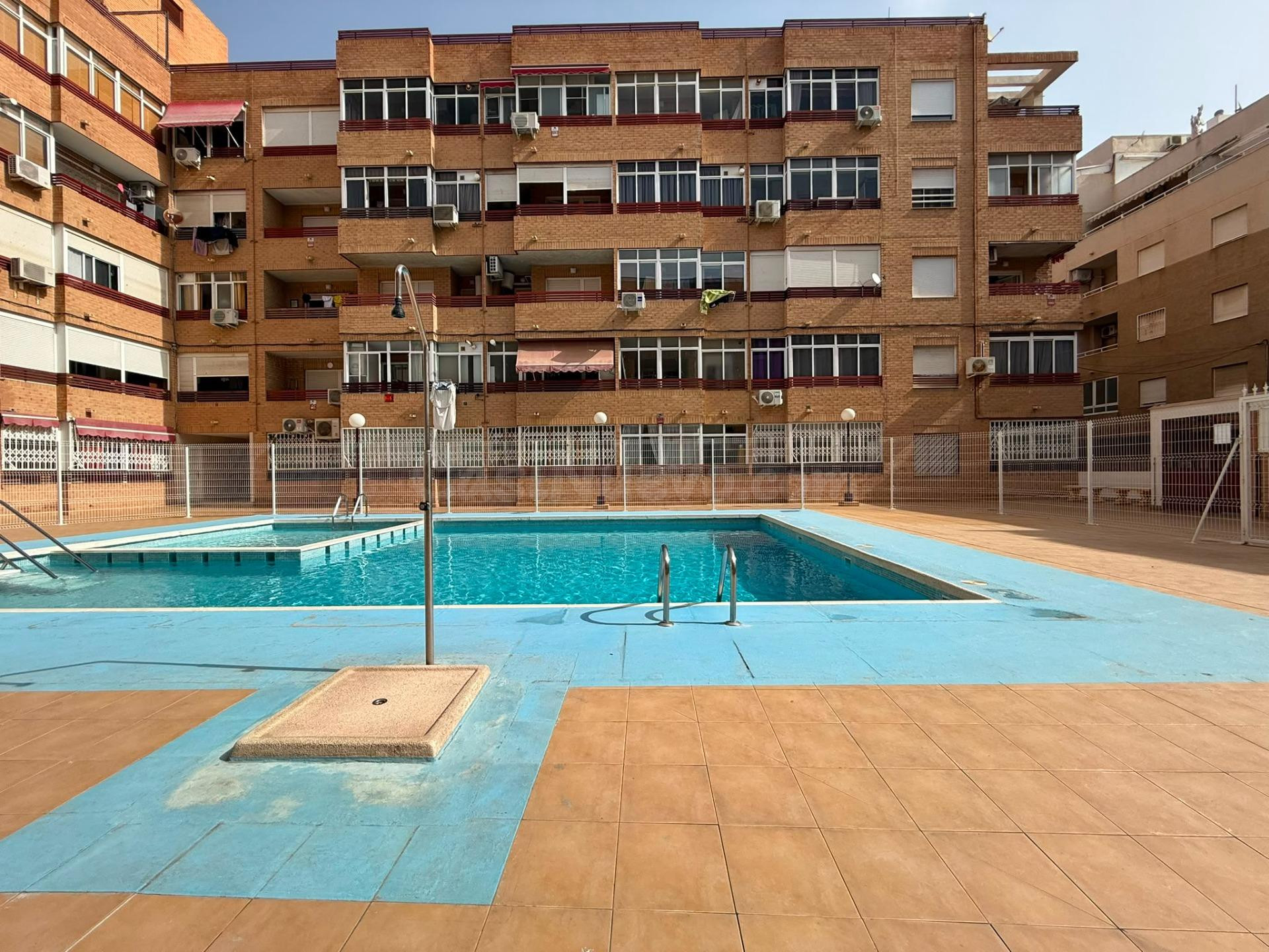 Luminoso apartamento en esquina con vistas despejadas en Torrevieja