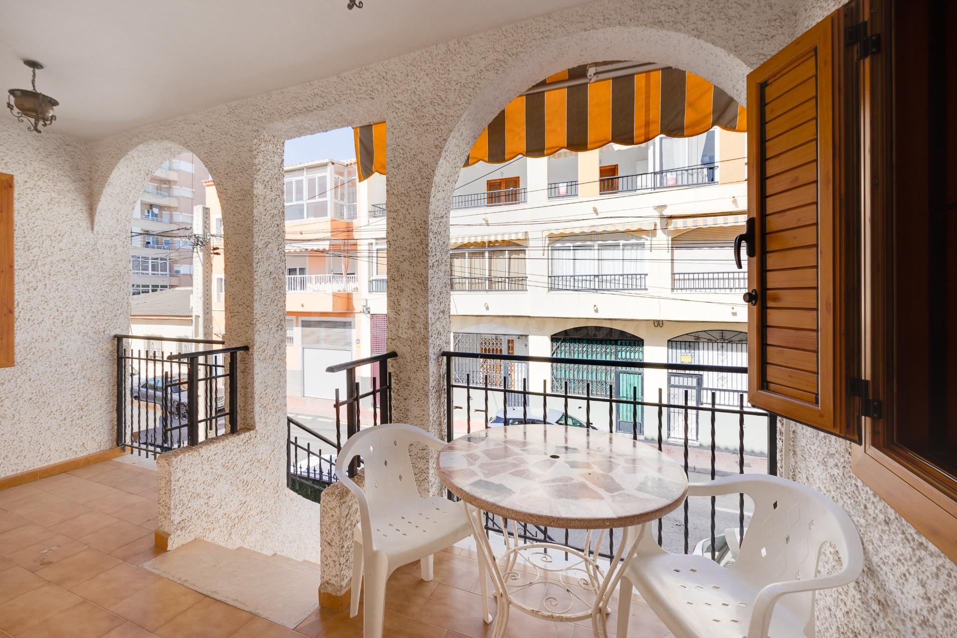 Bungalow de 3 dormitorios con piscina comunitaria en la playa de Los Locos - foto 3
