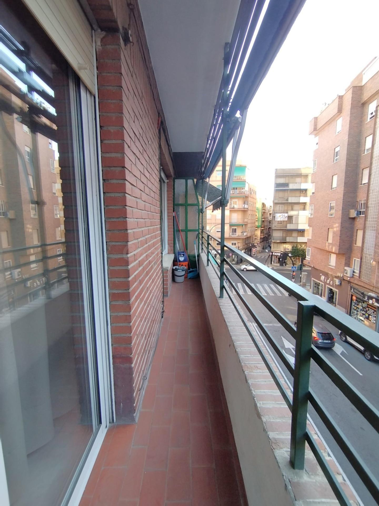 SE ALQUILA PISO PARA ESTUDIANTES JUNTO ESTACIÓN DE AUTOBUSES - foto 4