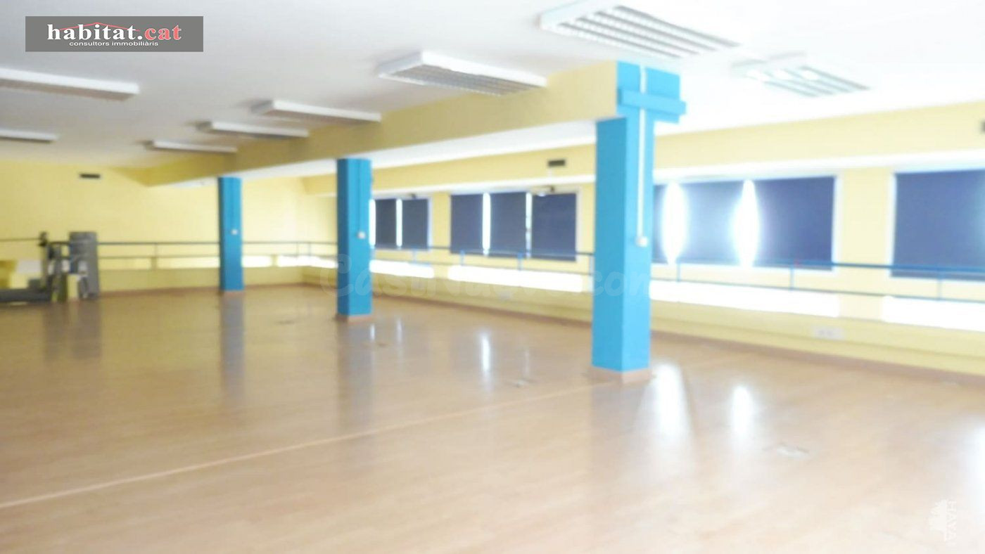 ¡¡LOCAL COMERCIAL ESQUINERO EN VILANOVA I LA GELTRÚ!! - foto 2