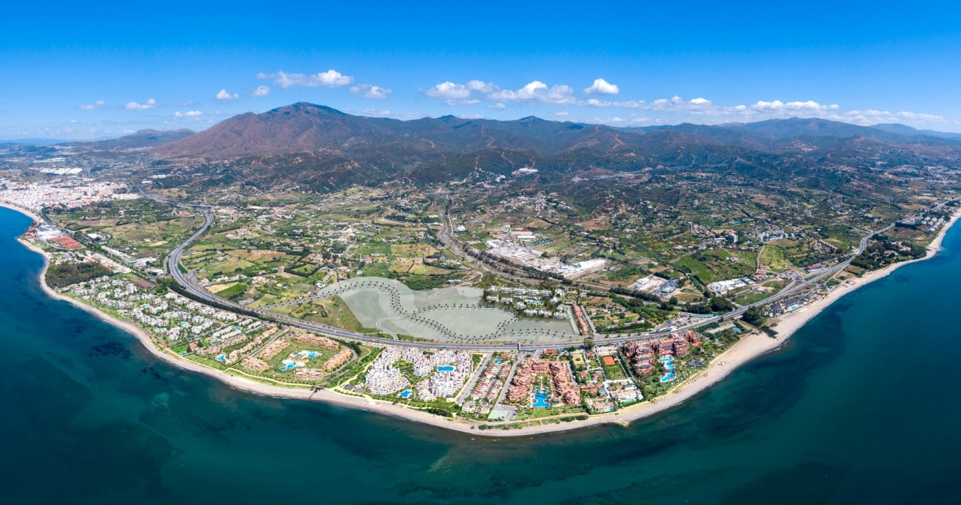 ÁTICO DENTRO DE UNA URB.OBRA NUEVA EN ESTEPONA CON SERVICIOS