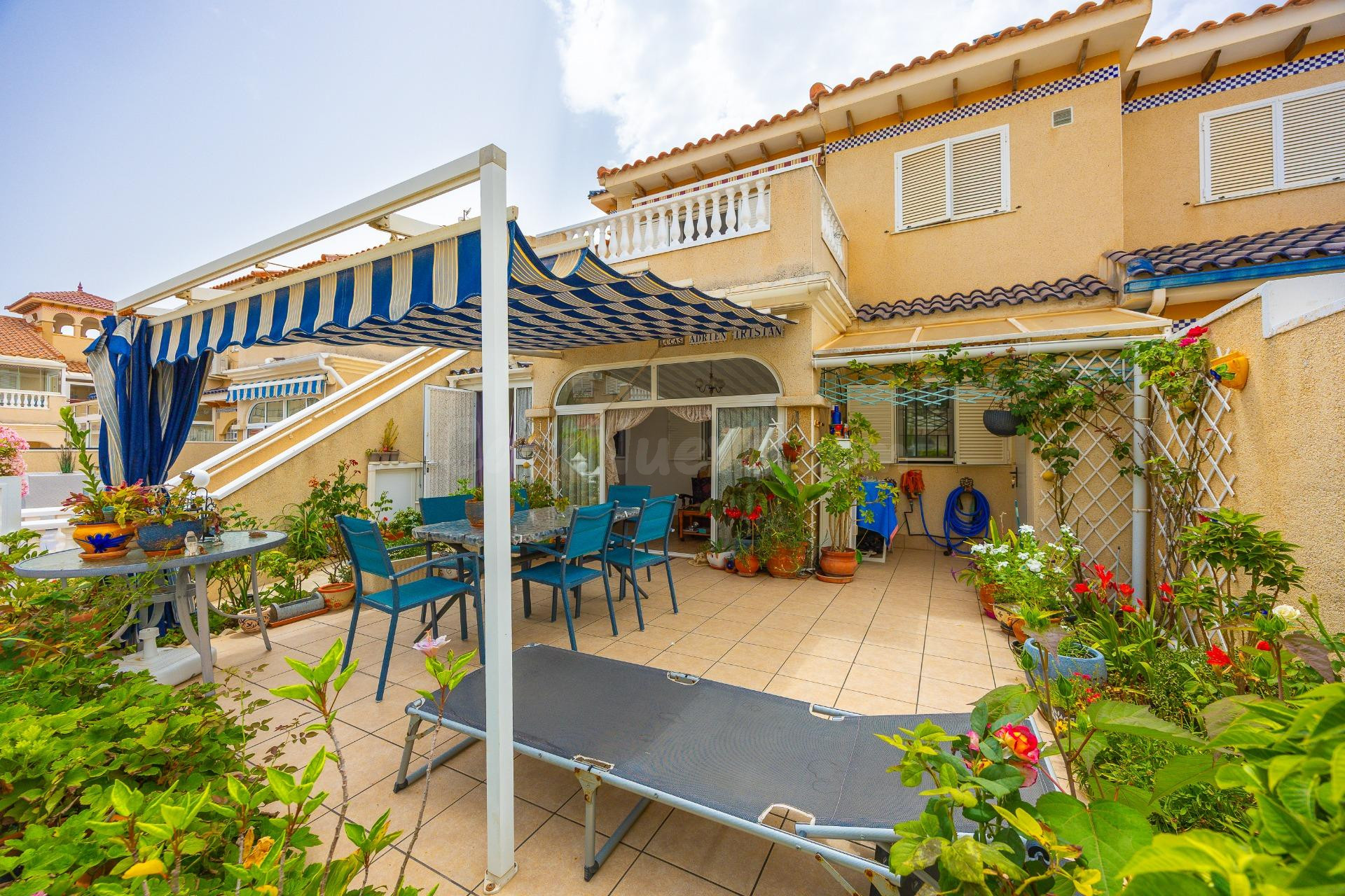 Bungalow de 2 dormitorios y piscina comunitaria en Orihuela 