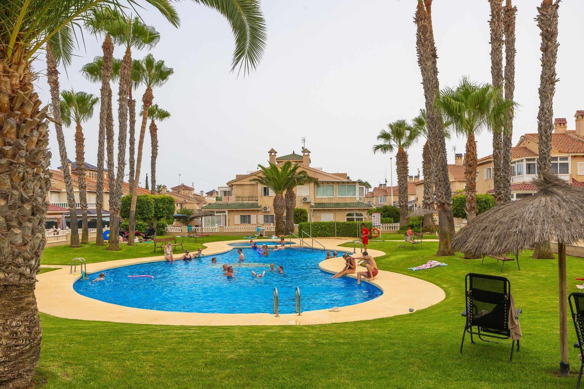 Bungalow de 2 dormitorios y piscina comunitaria en Orihuela  - foto 2