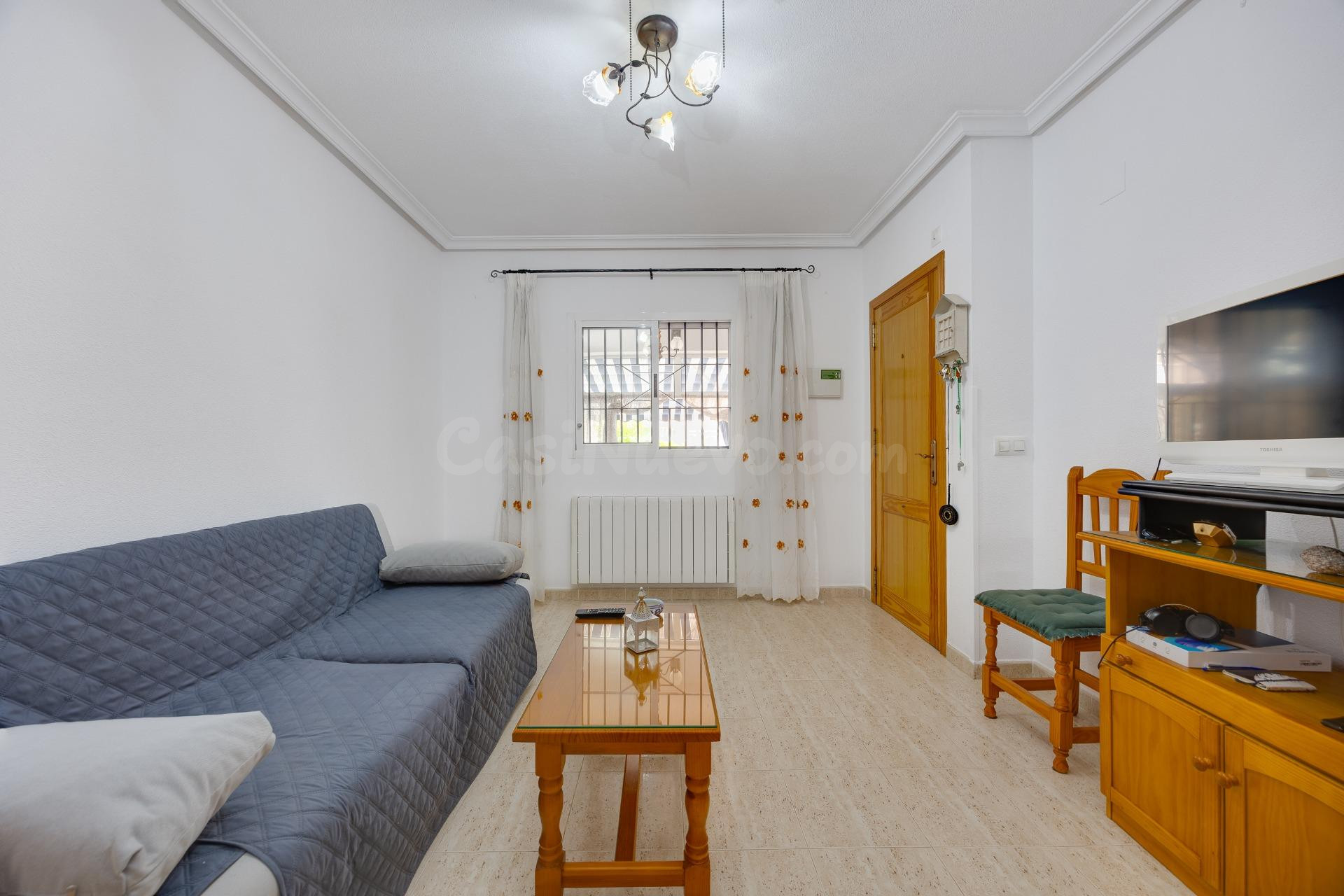 Bungalow de 2 dormitorios y piscina comunitaria en Orihuela  - foto 3
