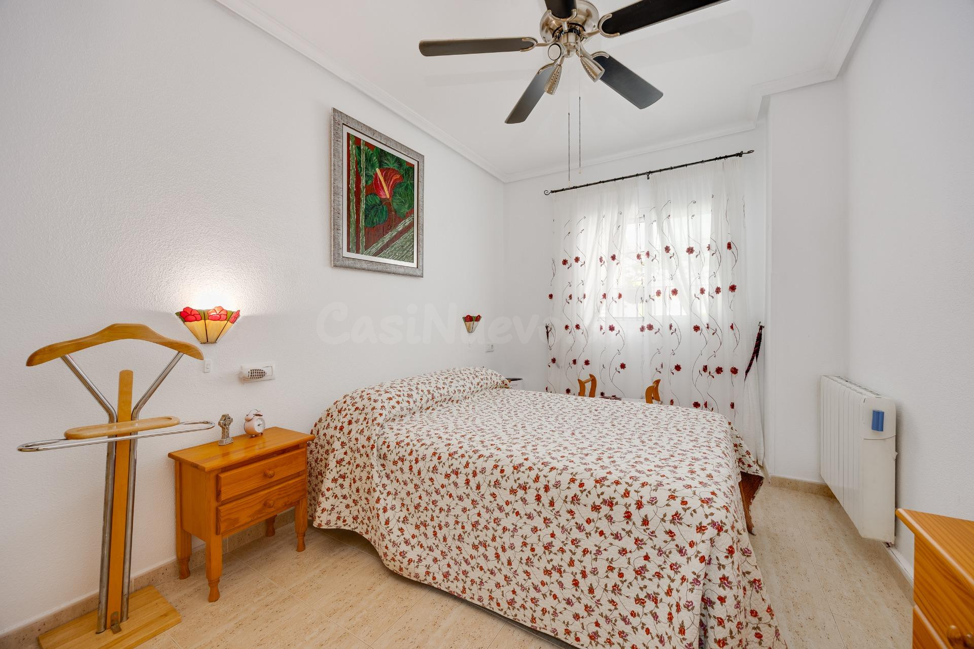 Bungalow de 2 dormitorios y piscina comunitaria en Orihuela  - foto 5