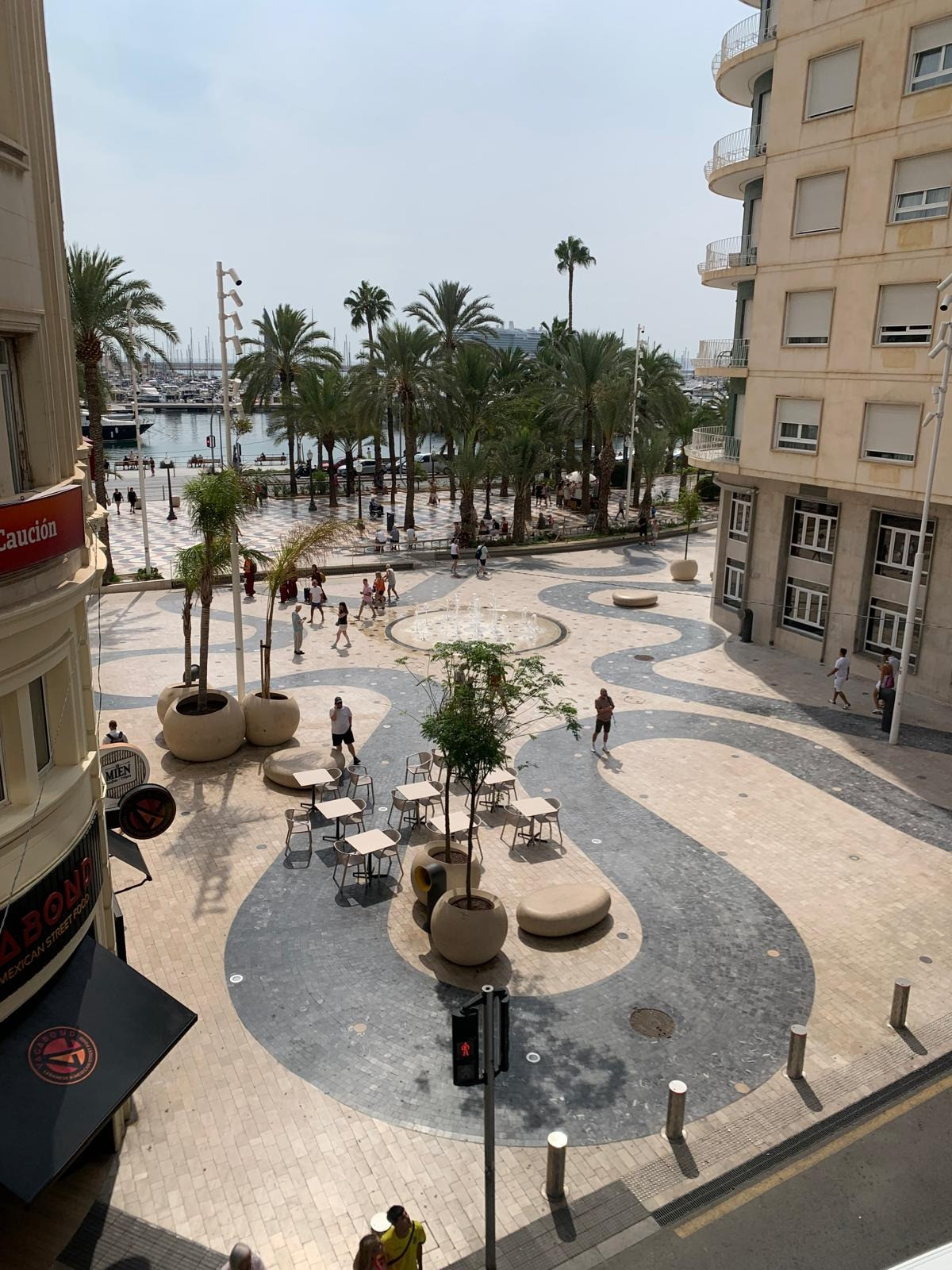 PISO EN EDIFICIO HISTORICO - RAMBLA - 200m2  - TECHOS ALTOS
