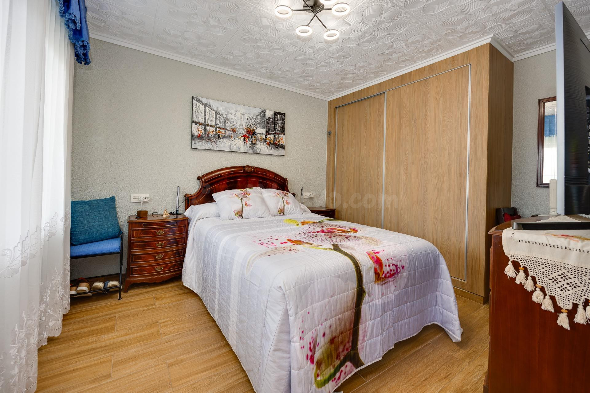 Apartamento reformado de 3 dormitorios y 2 baños a escasos 7 - foto 3