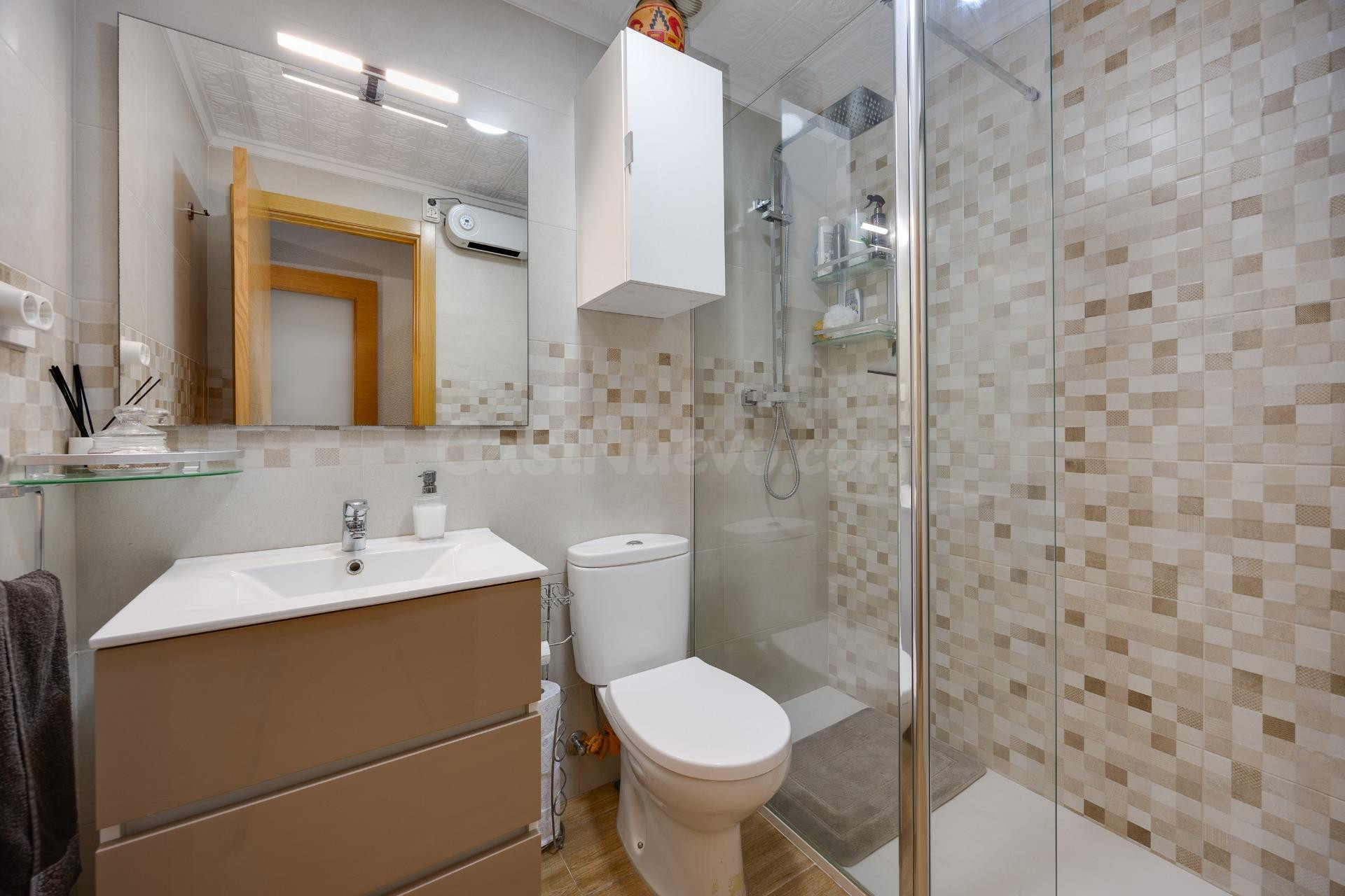 Apartamento reformado de 3 dormitorios y 2 baños a escasos 7 - foto 4