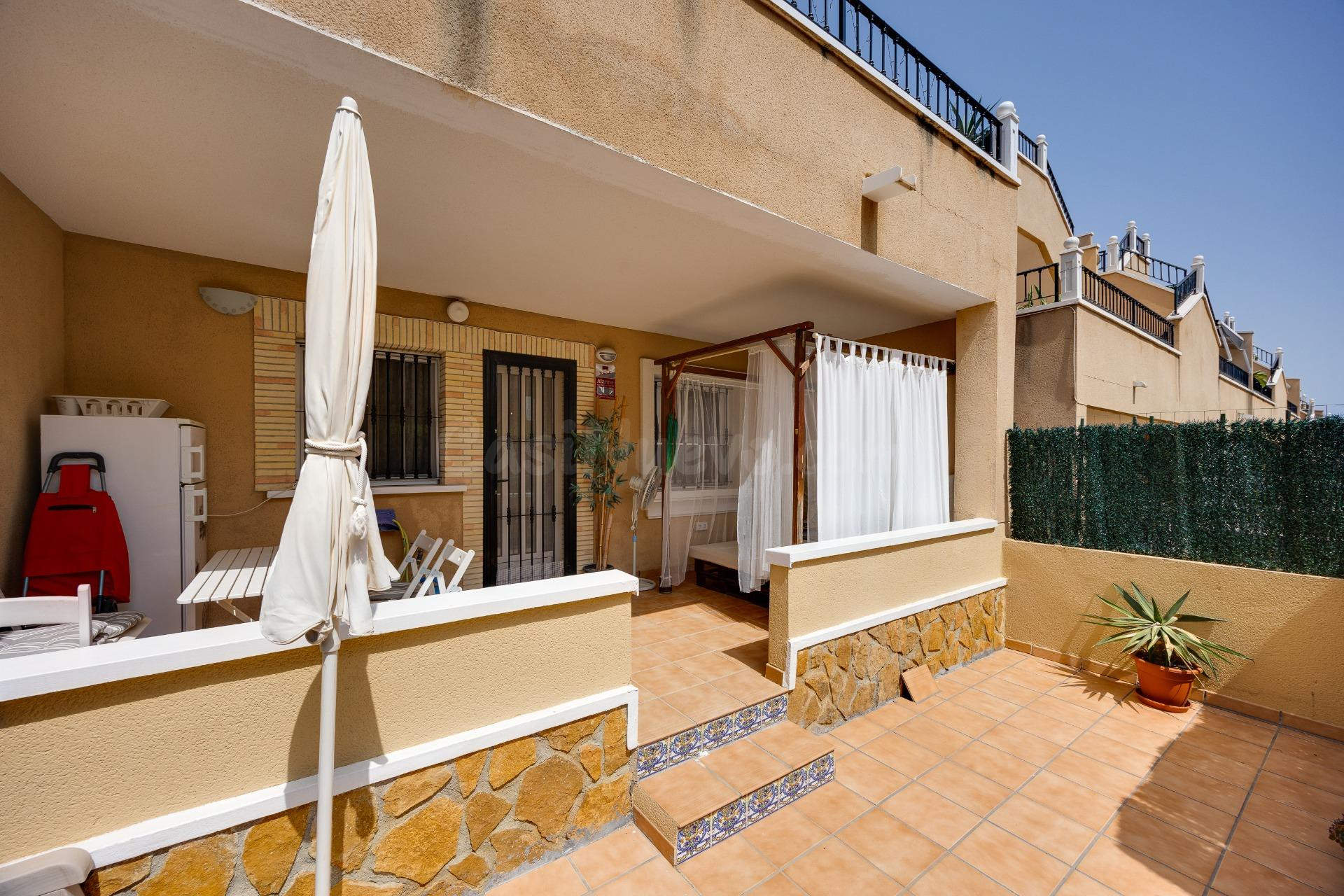 Bungalow de dos dormitorios y piscina comunitaria en Orihuel