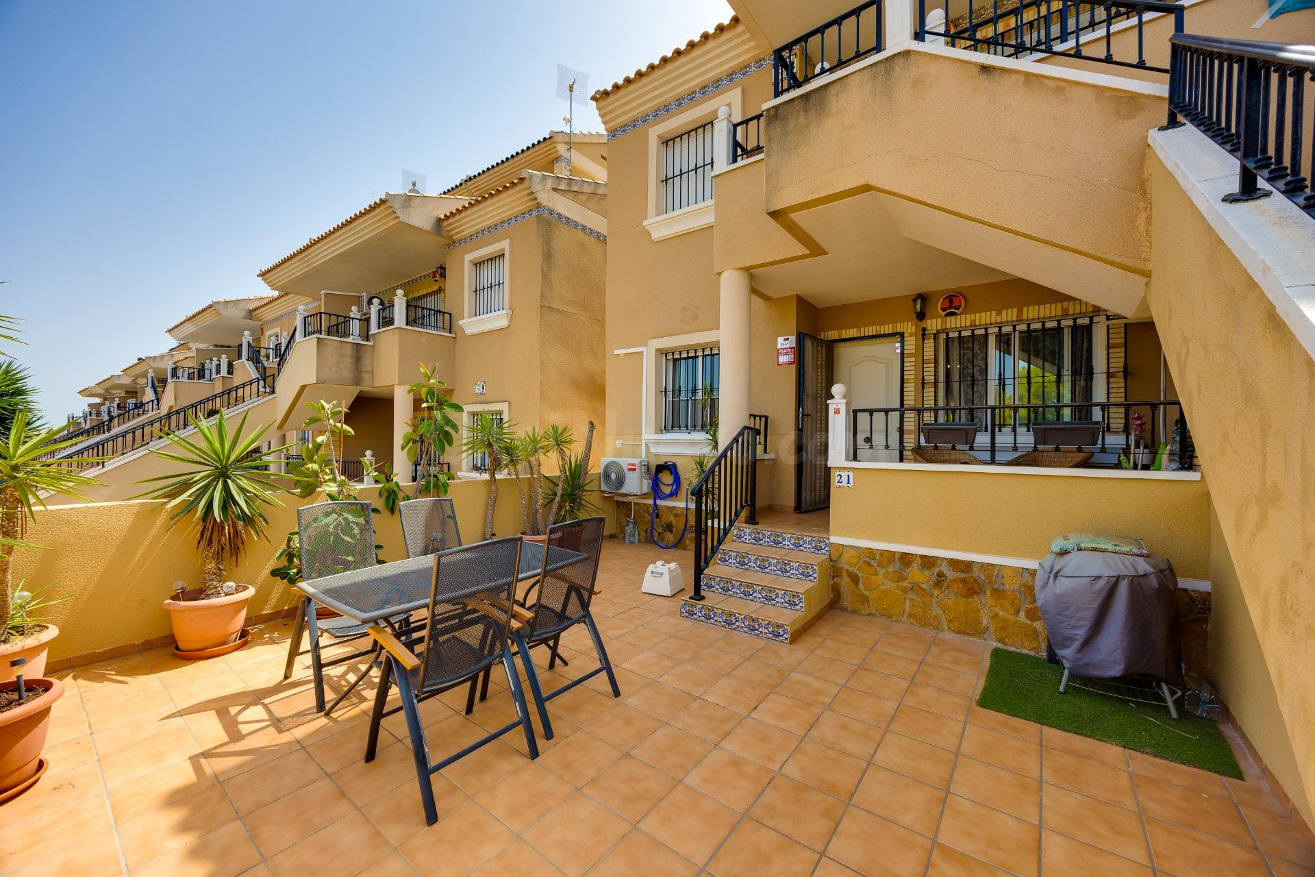 Bungalow de dos dormitorios y piscina comunitaria en Orihuel - foto 2
