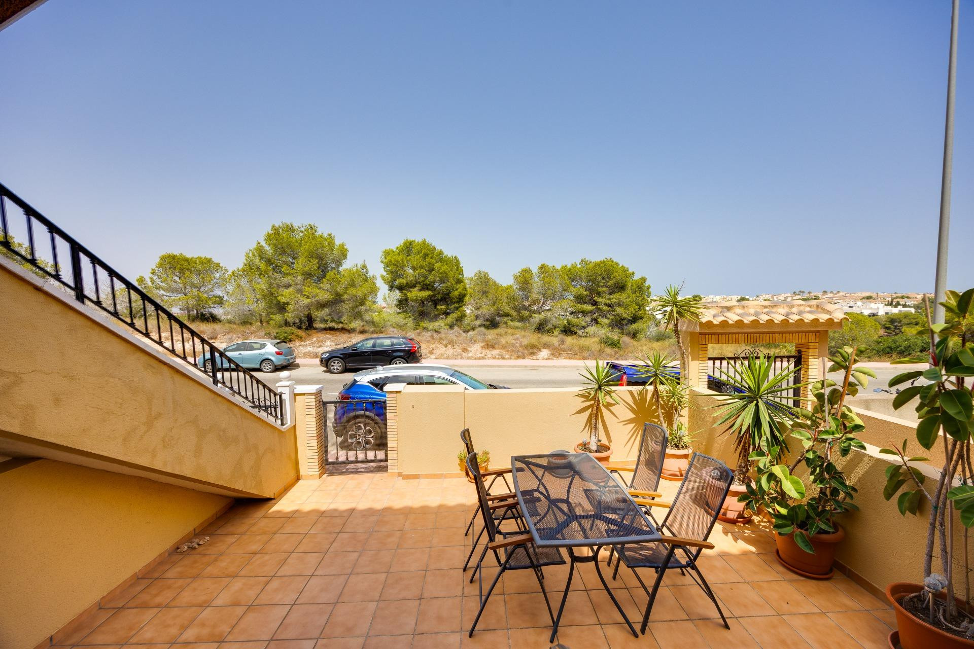 Bungalow de dos dormitorios y piscina comunitaria en Orihuel - foto 3