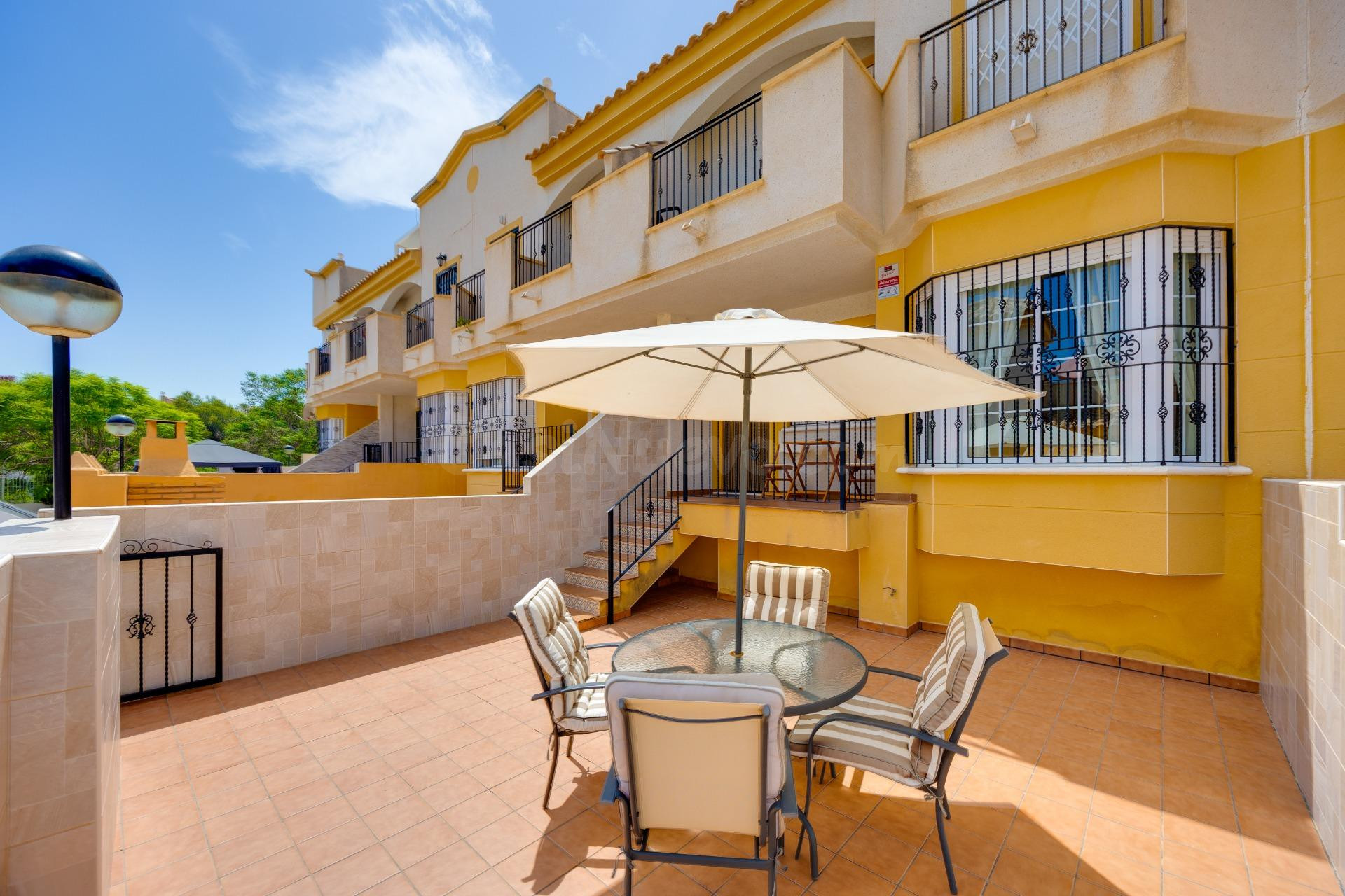 BUNGALOW CON 2 JARDINES, GARAJE Y PISCINA COMUNITARIA EN TOR - foto 2
