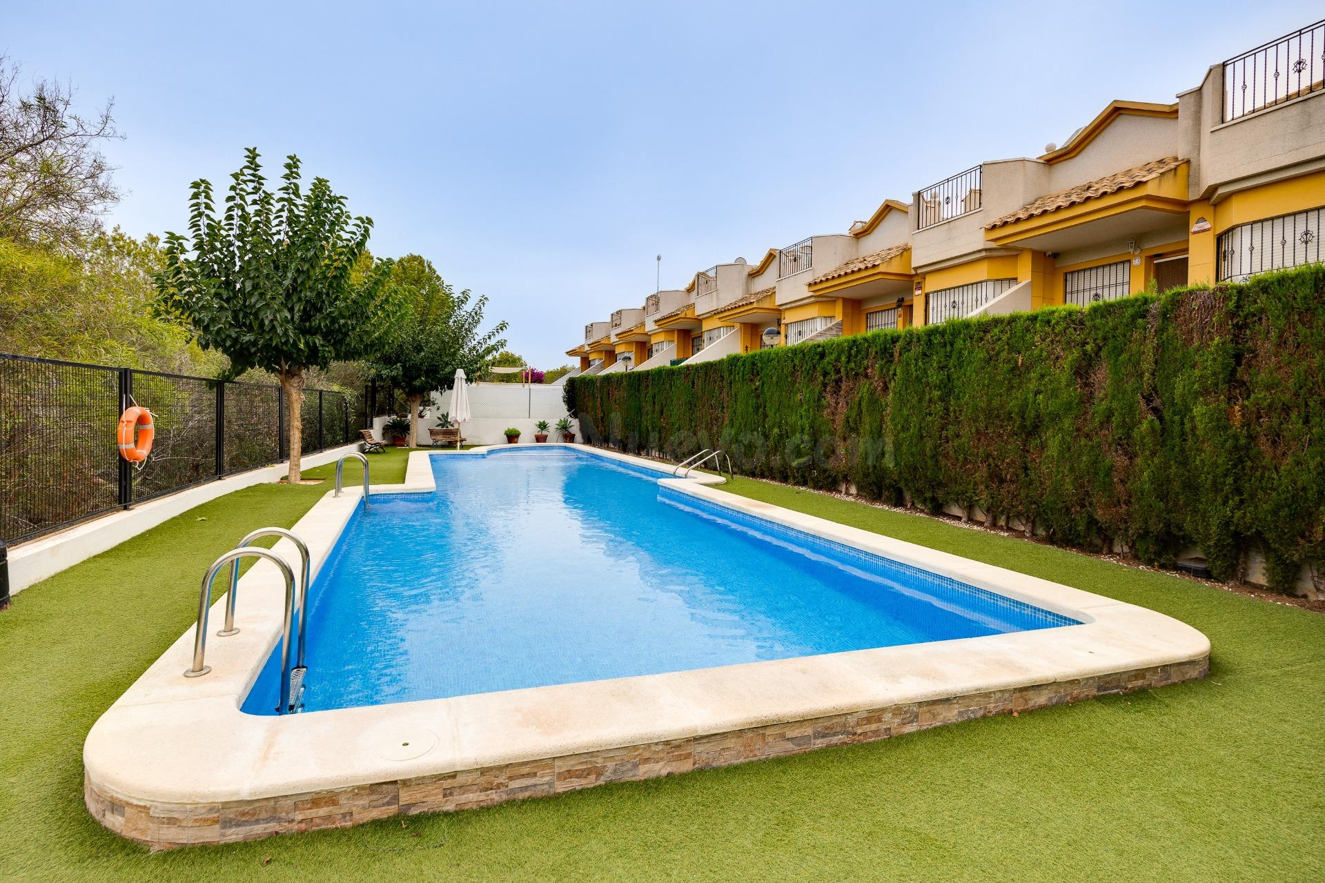 BUNGALOW CON 2 JARDINES, GARAJE Y PISCINA COMUNITARIA EN TOR - foto 3
