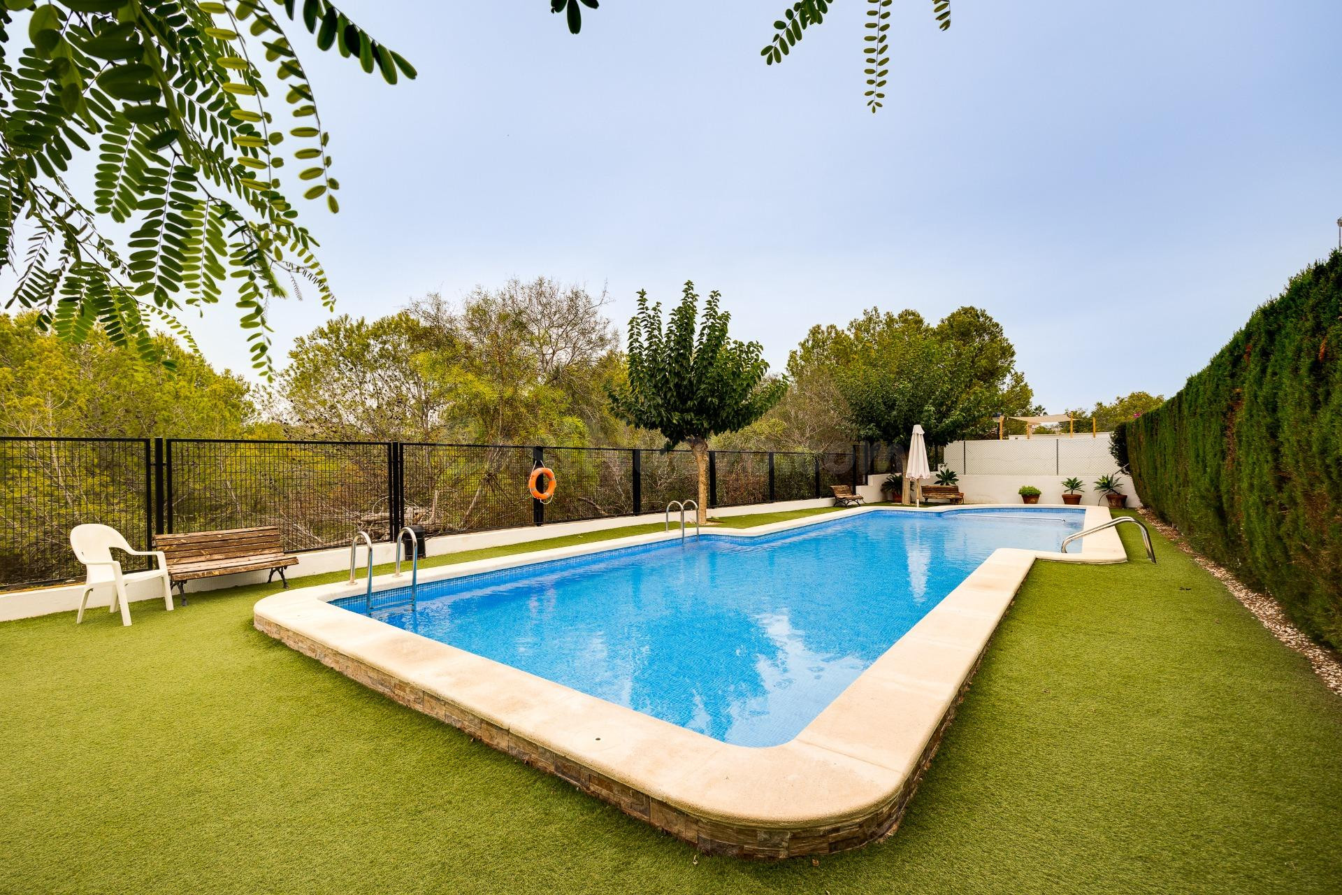 BUNGALOW CON 2 JARDINES, GARAJE Y PISCINA COMUNITARIA EN TOR - foto 4